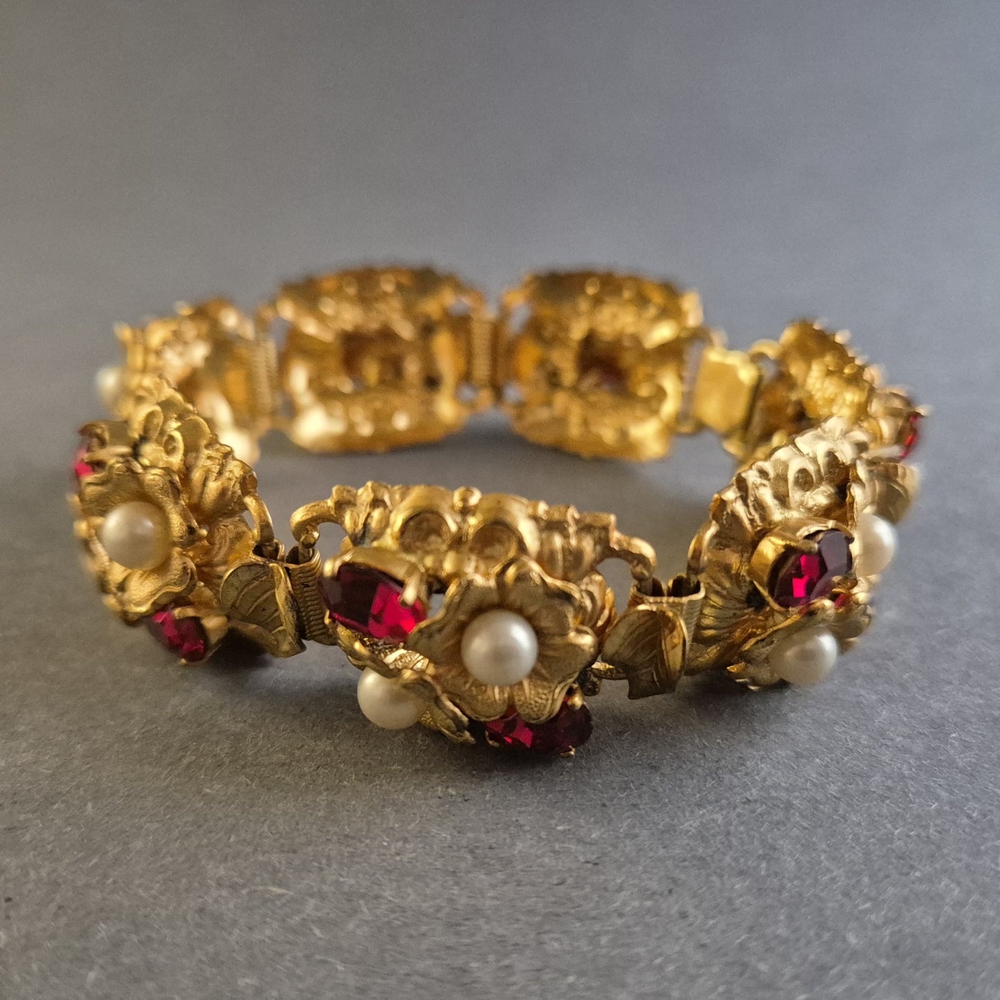 Antikes Armband mit floralen Details – Goldene Eleganz mit Perlen & Rubinen