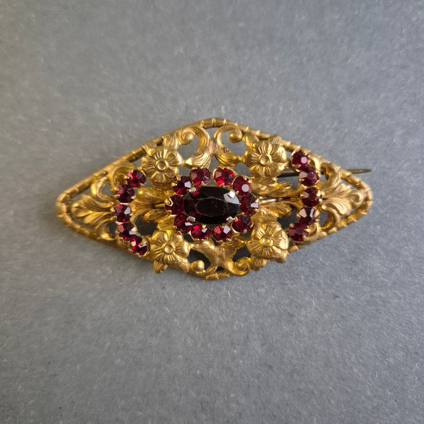 Antike Brosche mit floralen Verzierungen – Goldene Eleganz mit roten Steinen