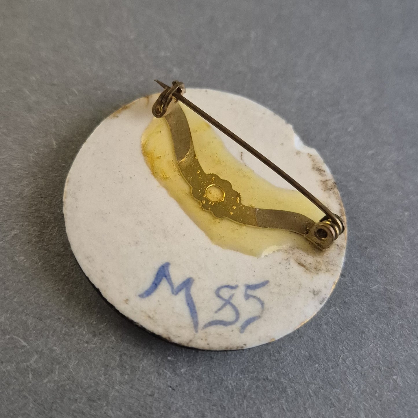 Antike handbemalte Porzellan-Brosche – Kunstvolles Baum-Motiv