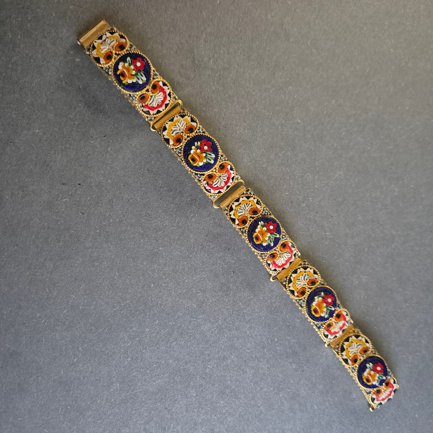 Antikes italienisches Micromosaik-Armband – Florale Handwerkskunst in Goldoptik