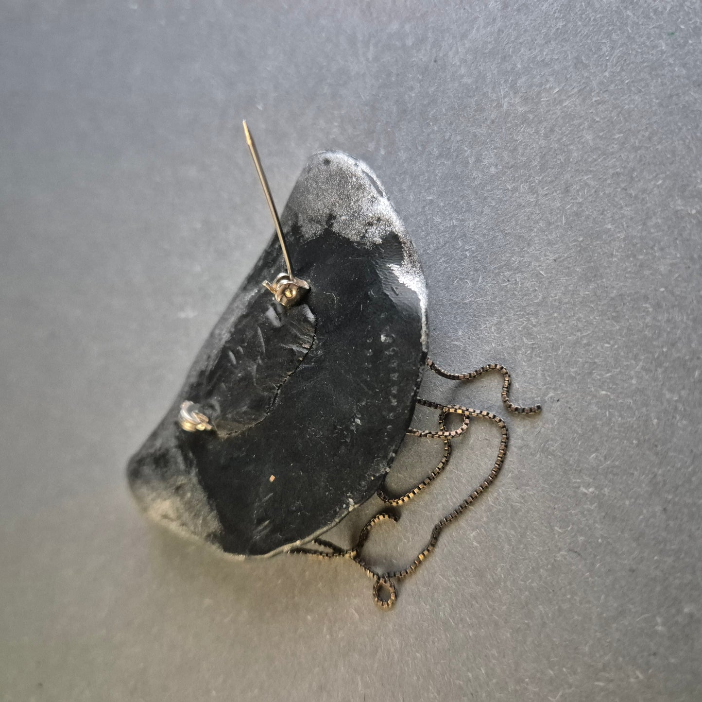 Extravagante Vintage-Brosche – Dunkles Design mit Kettendetails