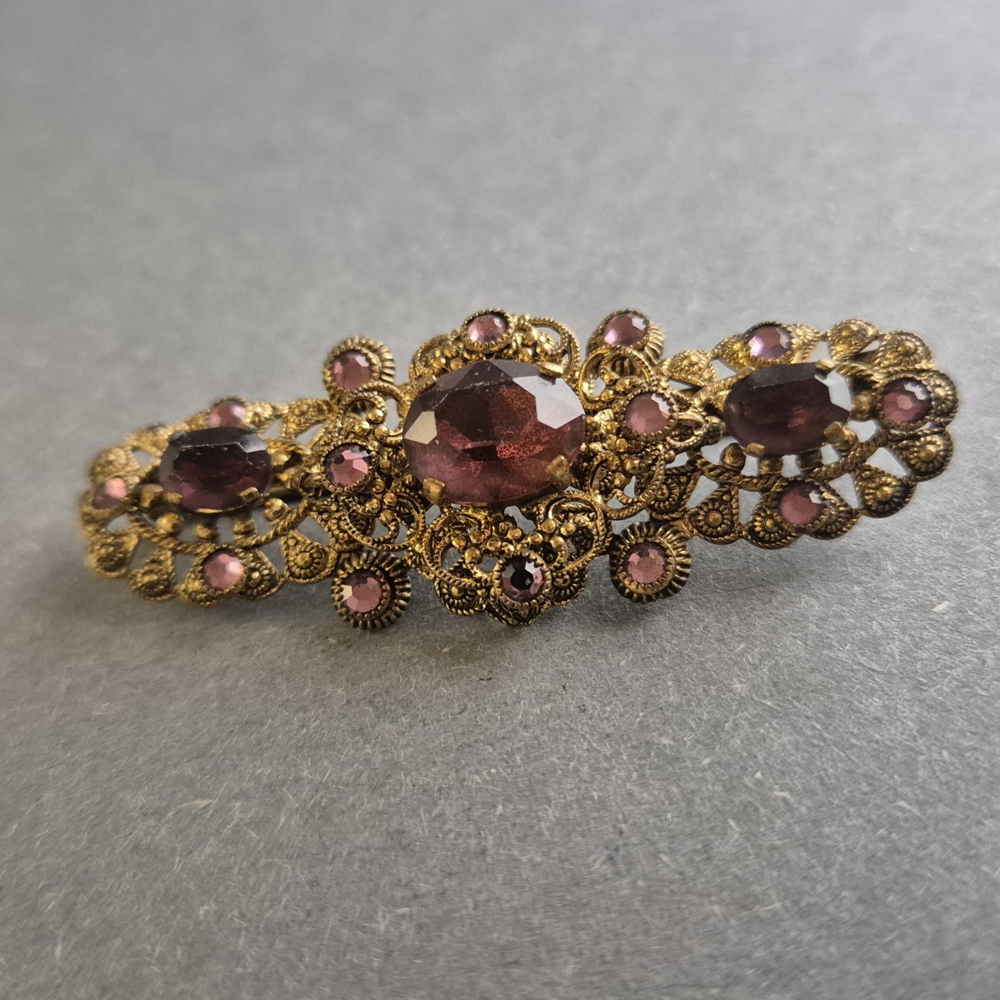 Antike filigrane Brosche mit violetten Steinen – Eleganter Vintage-Schmuck