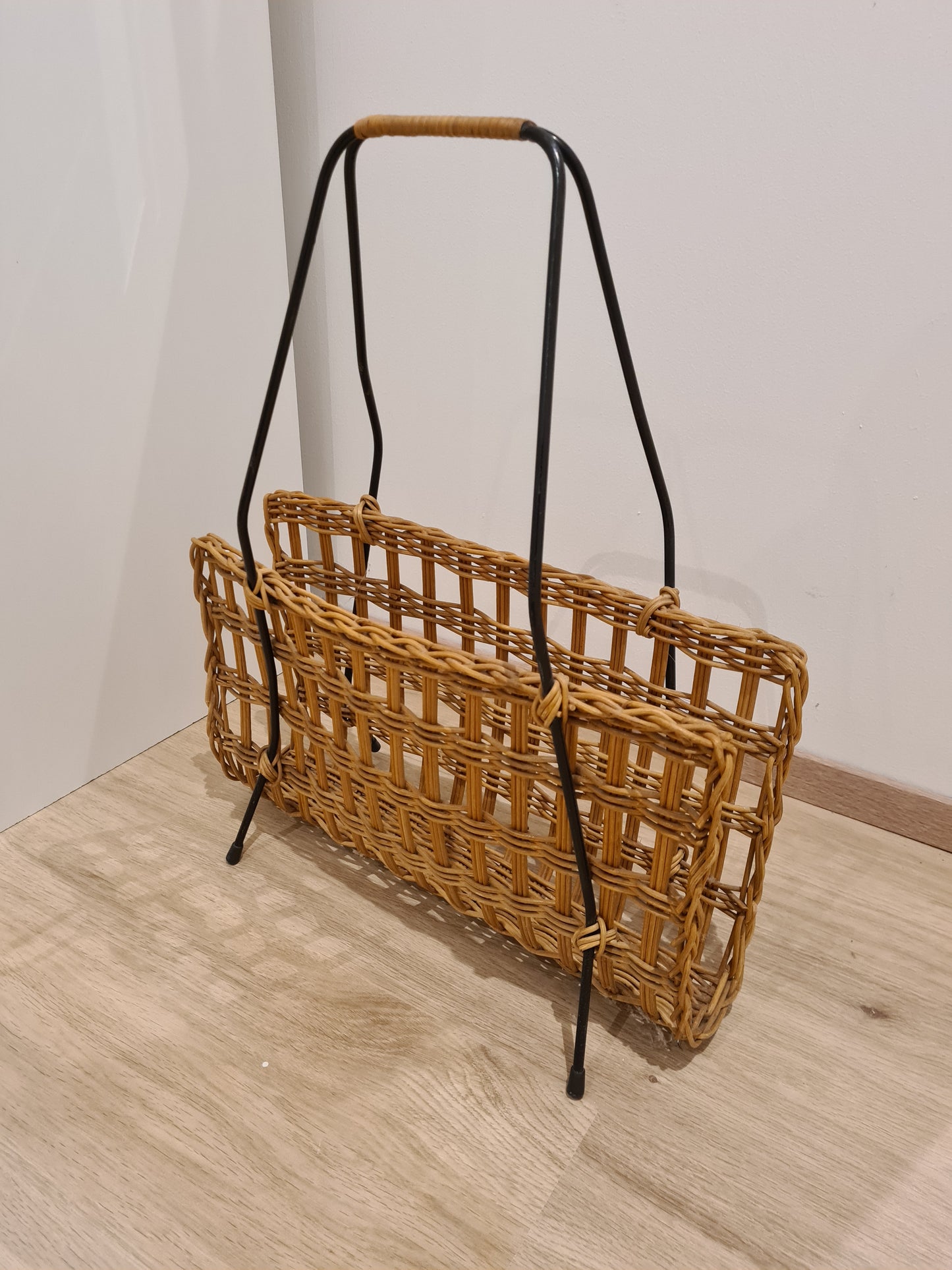 Zeitschriftenständer filigranem Rattan Stahl Mid Century 52x42cm