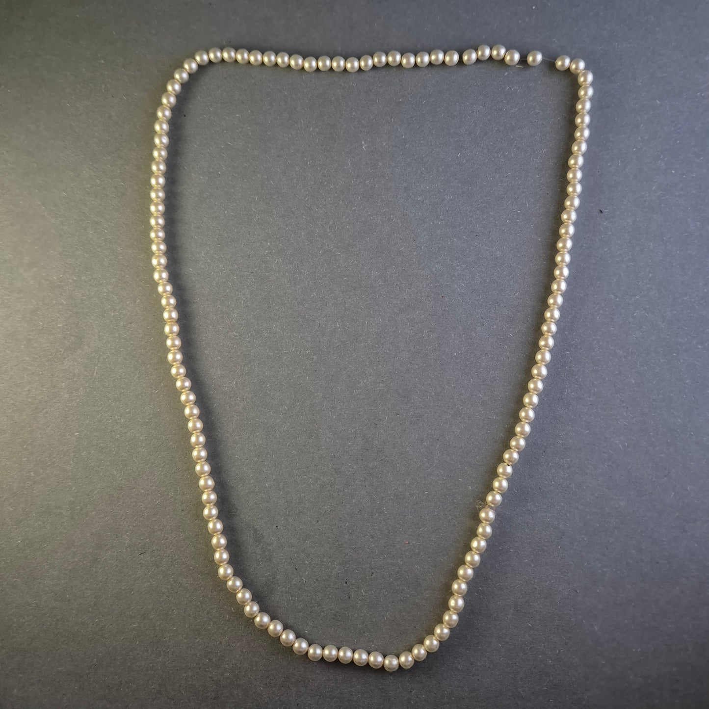 Elegante Perlenkette – Klassischer Schmuck für stilbewusste Damen