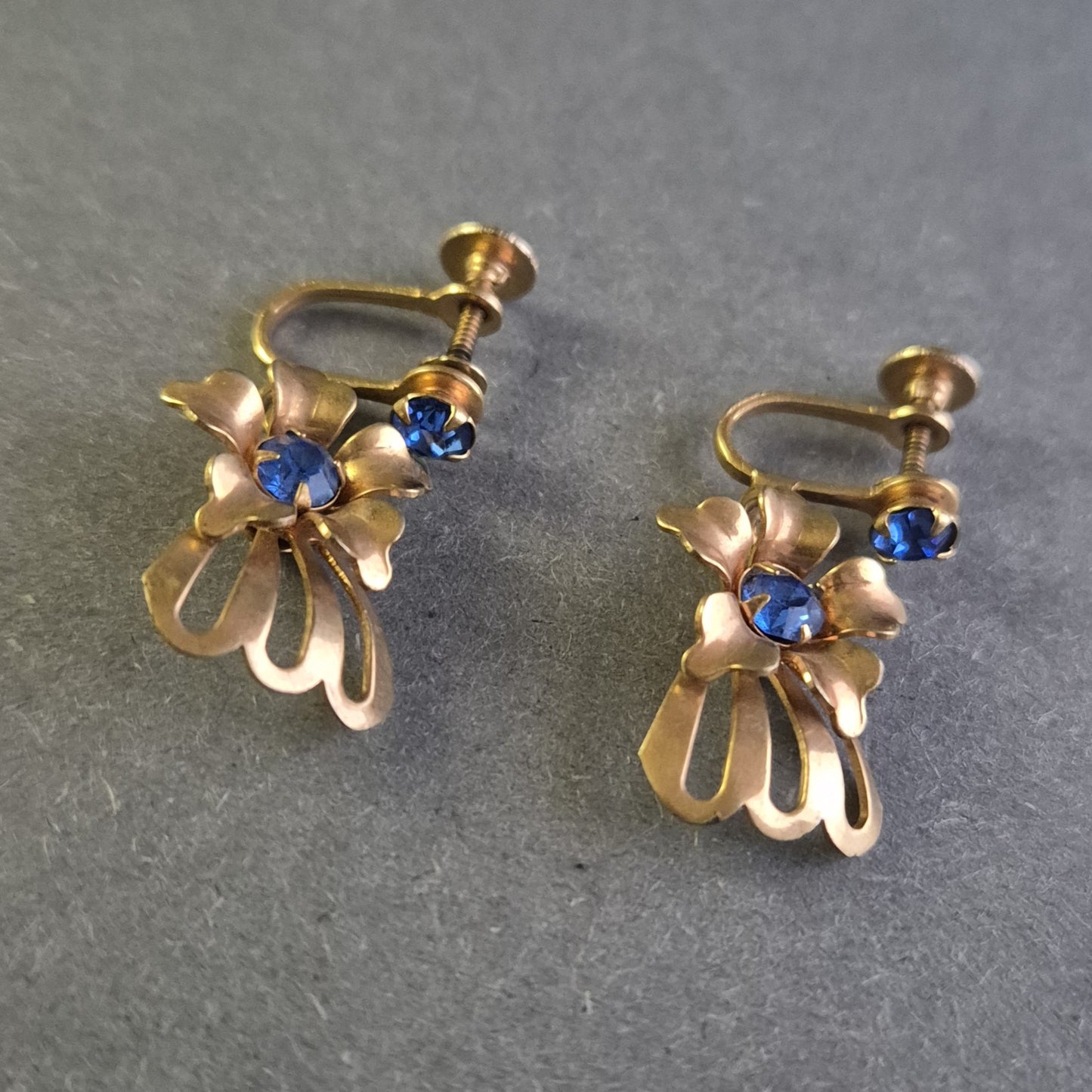 Vintage Schraub-Ohrringe – Florales Design mit blauen Schmucksteinen