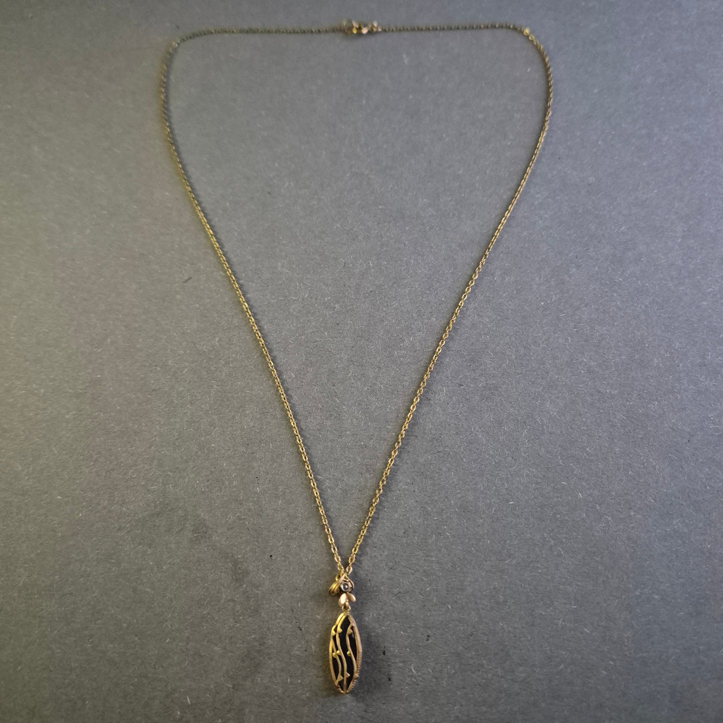 Edle Vintage-Halskette mit blauem Schmuckstein – Filigrane Handwerkskunst