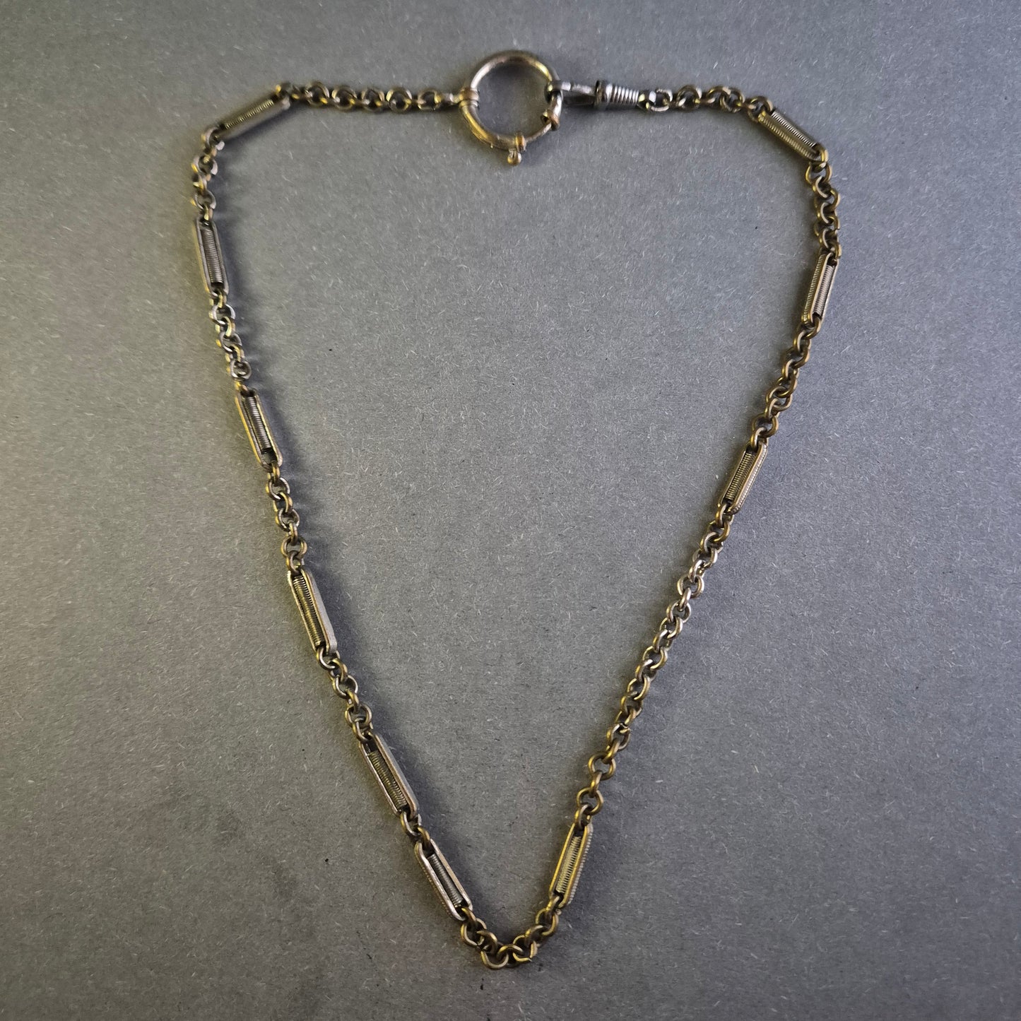 Antike Panzerkette – Massives Design mit markanten Gliedern