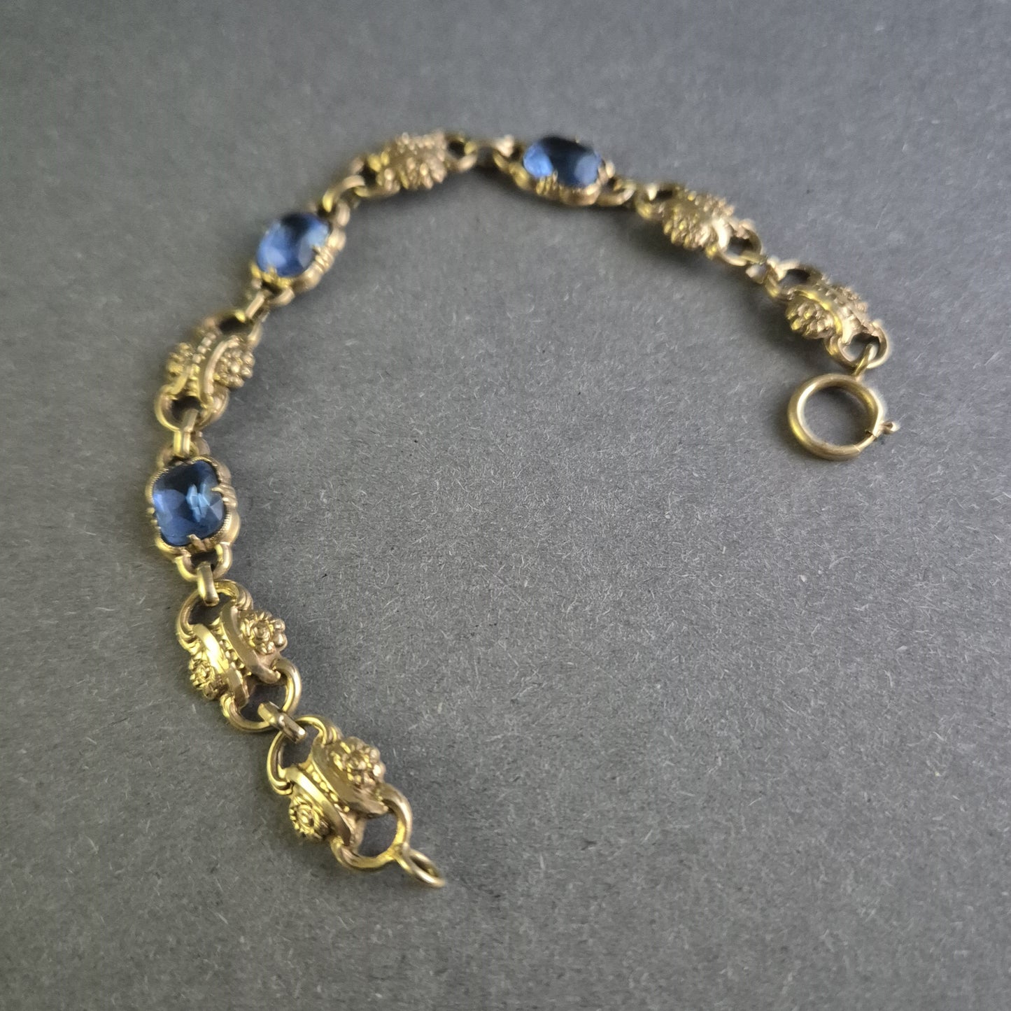 Antikes Armband mit blauen Steinen – Elegante Vintage-Verarbeitung