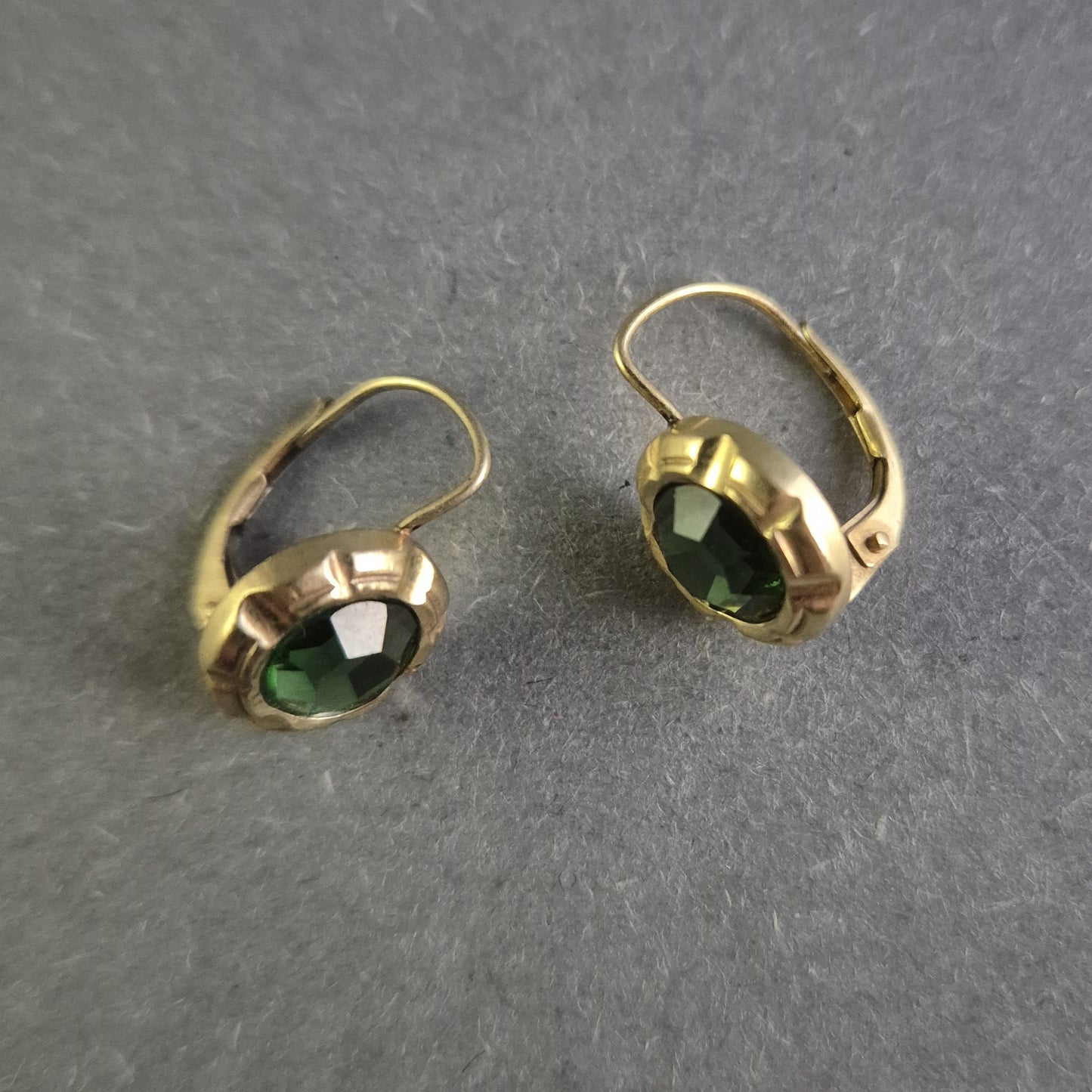 Elegante Vintage-Ohrringe mit grünem Stein – Klassischer Chic