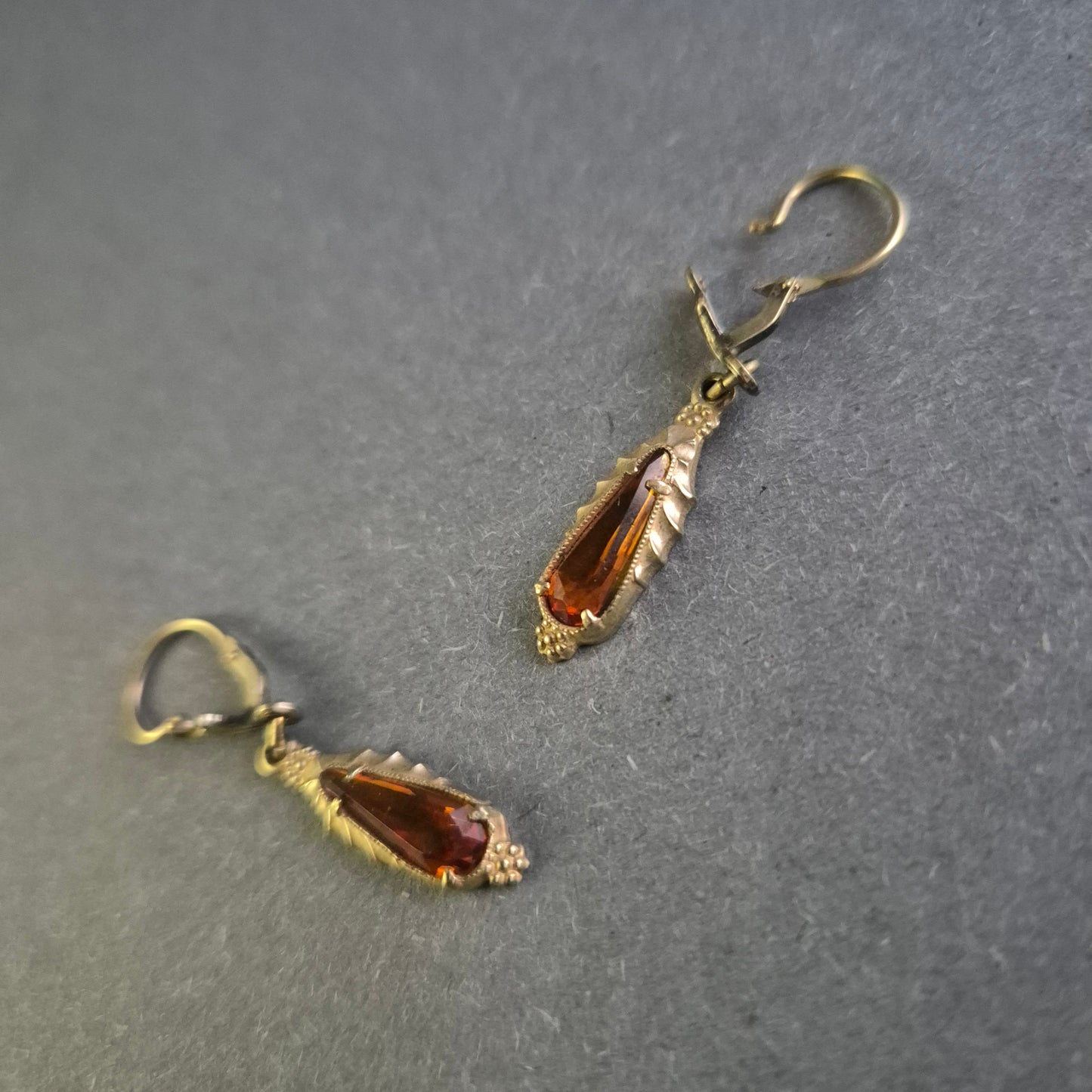 Antike Hängeohrringe mit Bernsteinfarbenem Stein – Eleganter Vintage-Stil