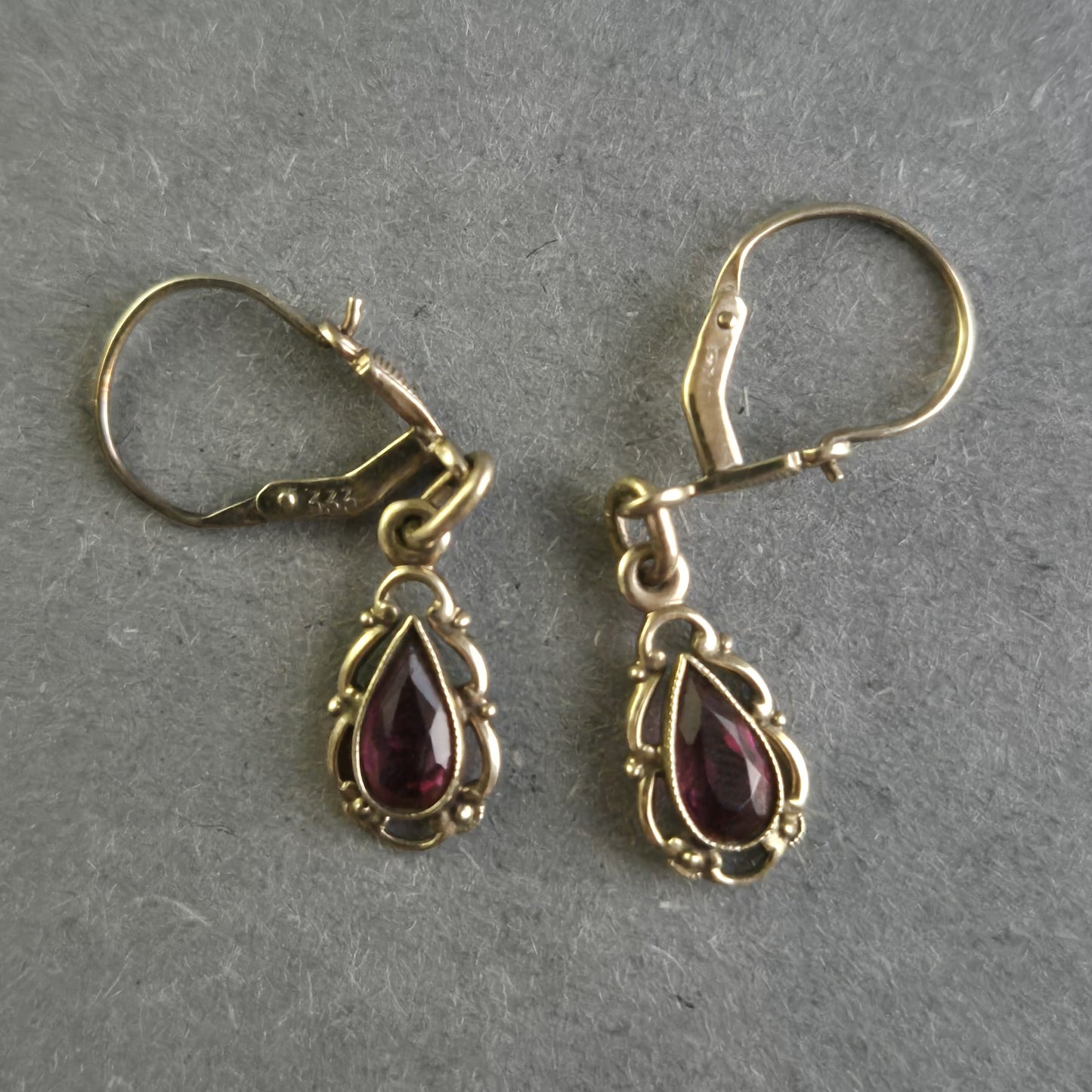 Elegante 333 Gold Ohrringe mit Granat – Klassischer Vintage-Stil