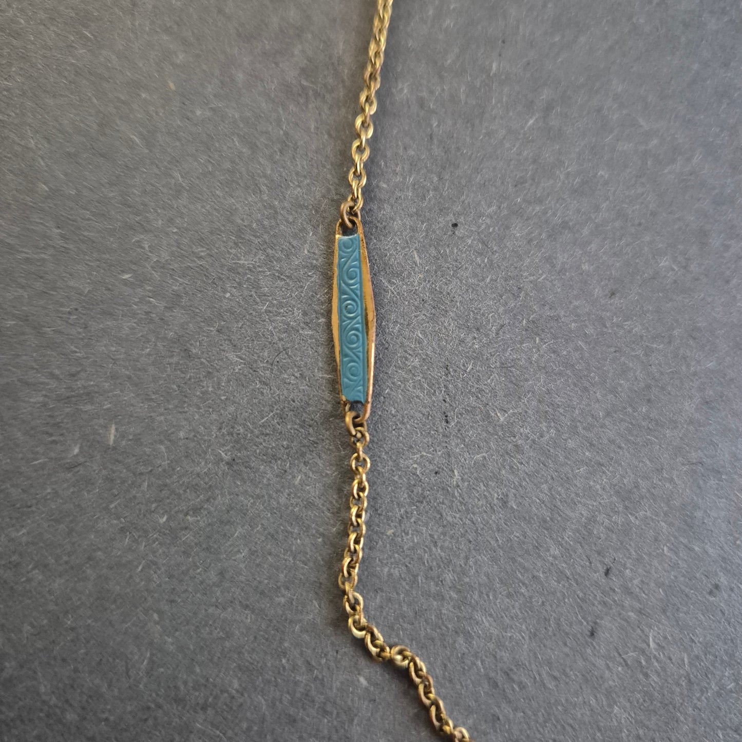 Antike Halskette mit Emaille-Elementen – Filigrane Eleganz aus vergangener Zeit