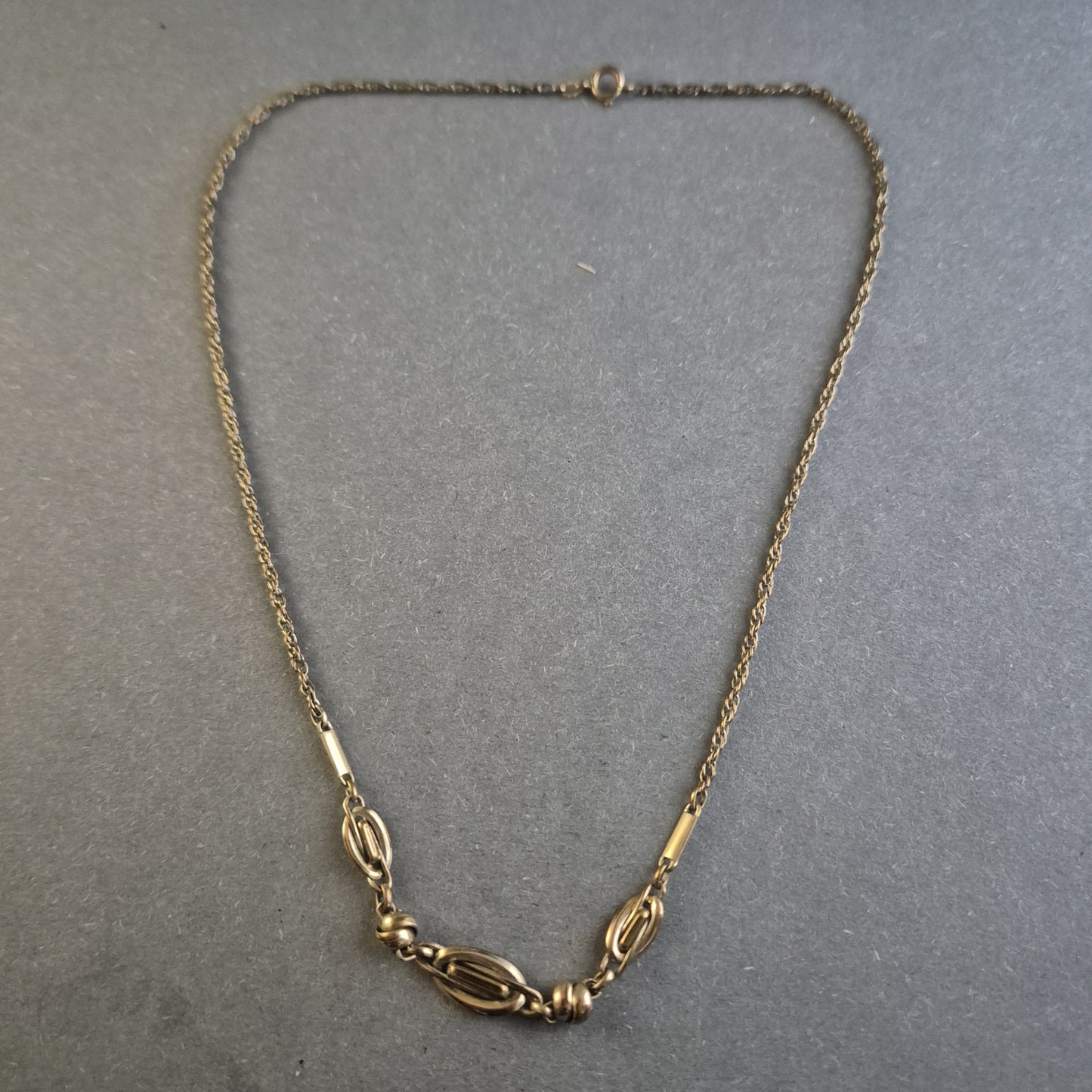 Antike Halskette mit filigranen Gliederelementen – Zeitlose Eleganz