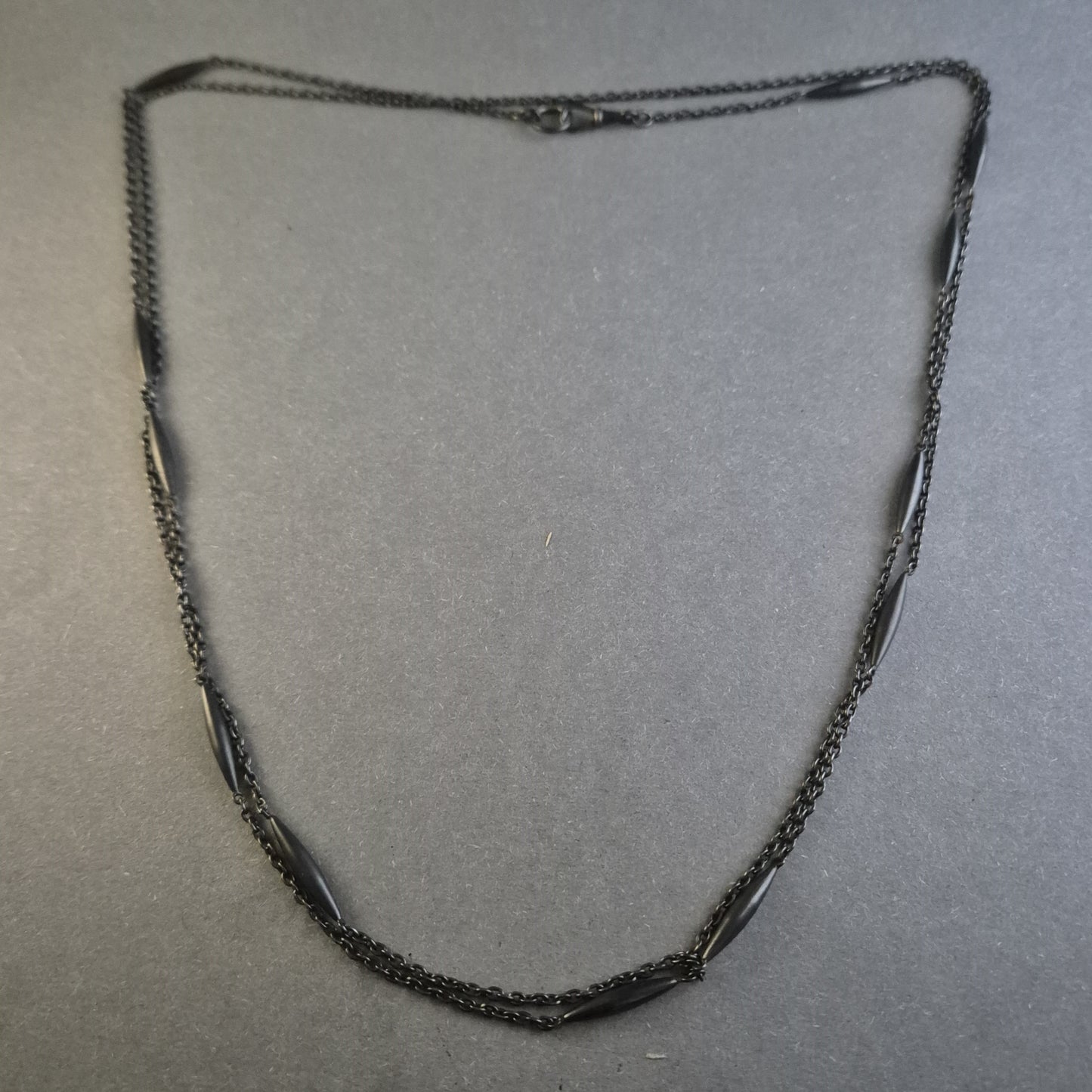 Antike Trauerkette aus schwarzem Glas – Eleganz mit historischer Bedeutung