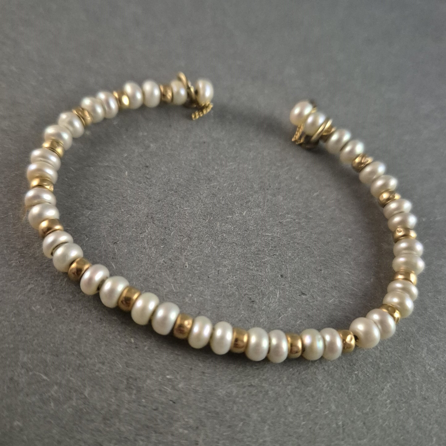 Elegantes Perlenarmband mit goldenen Akzenten – Klassische Schönheit