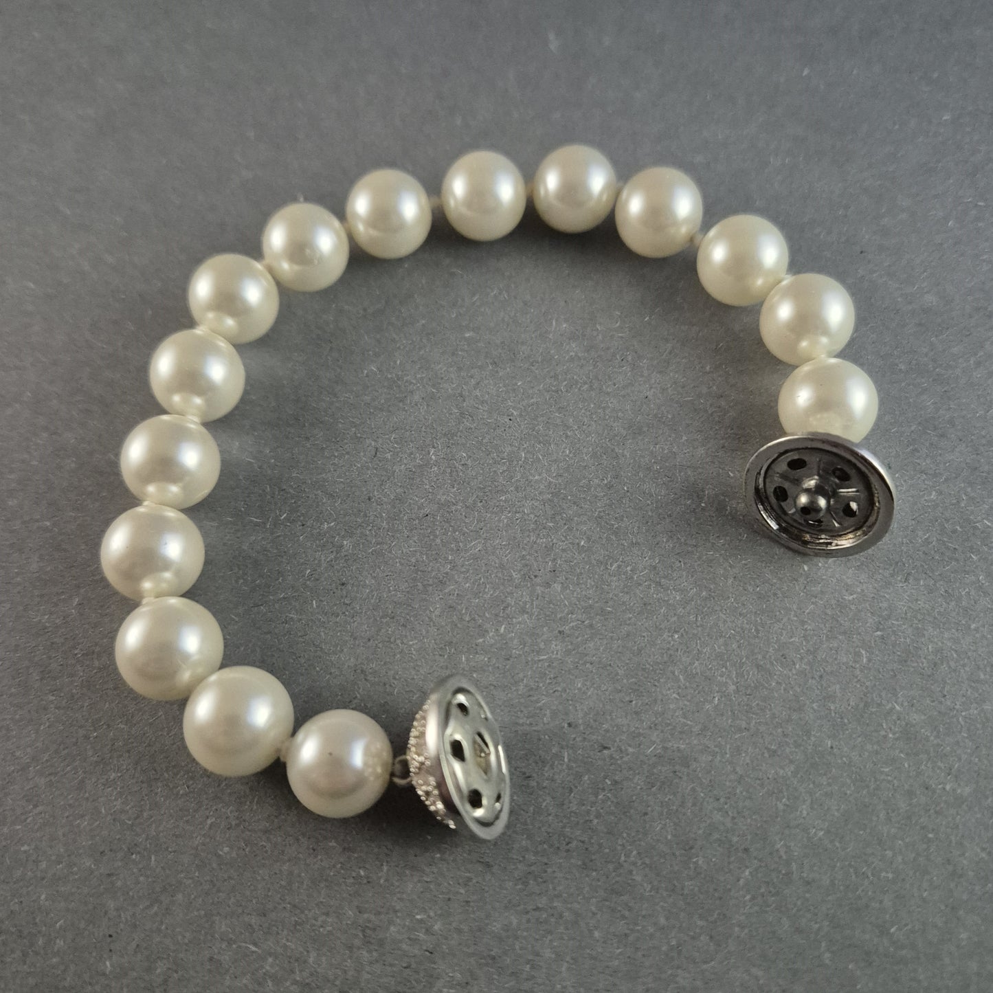 Klassisches Perlenarmband mit Strass-Verschluss – Eleganz in Perfektion