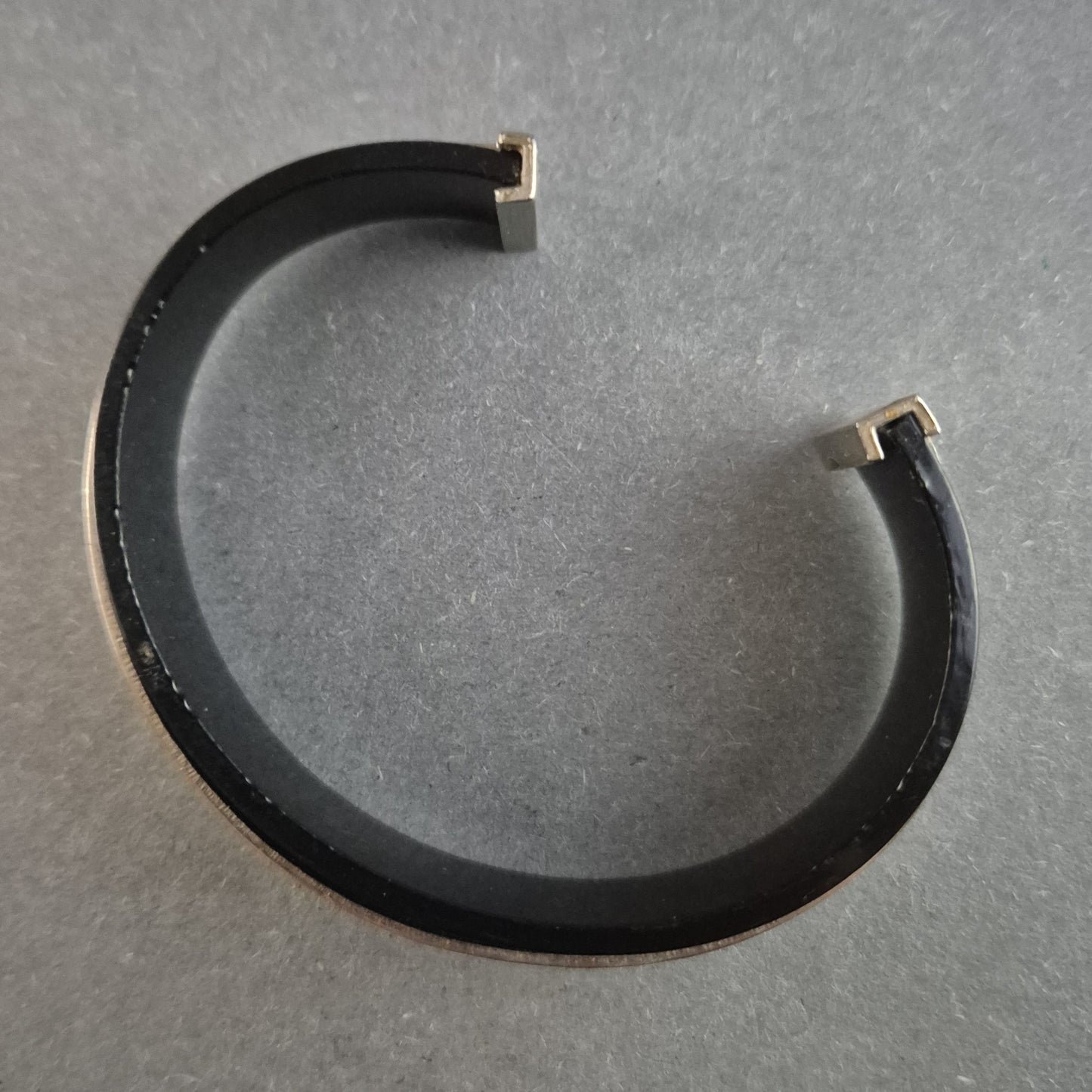 Modernes Herrenarmband aus Edelstahl & Leder – Maskuline Eleganz