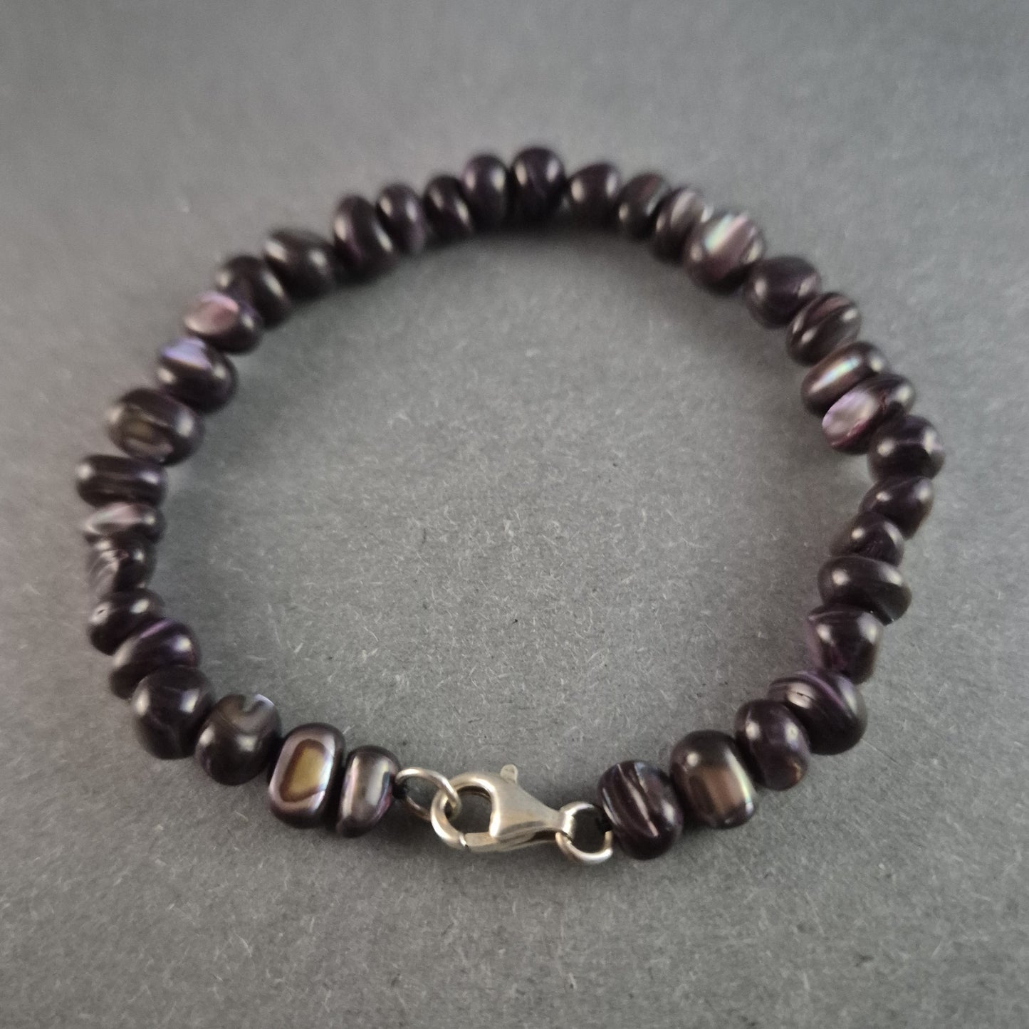 Edles Armband aus dunklen Süßwasserperlen – Eleganz in Schwarz