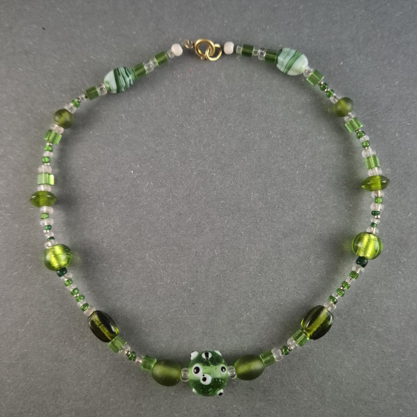 Verspielte Glasperlenkette in Grüntönen – Handgefertigtes Unikat