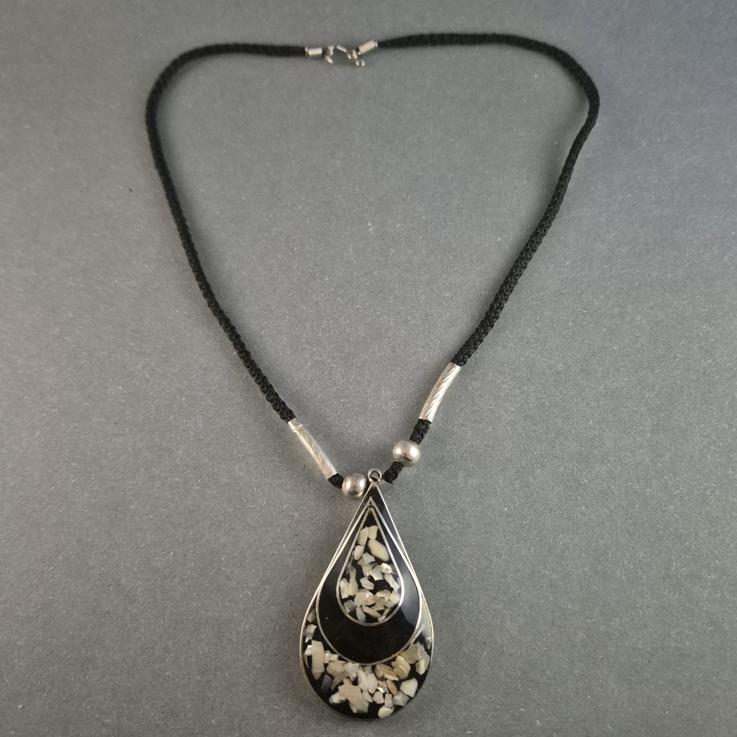 Elegante Tropfen-Anhänger-Halskette – Handgefertigtes Design