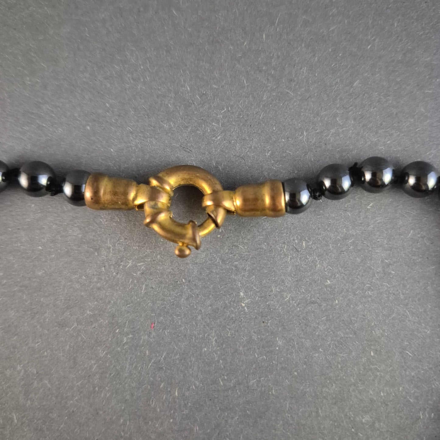 Edles Hämatit-Perlenarmband – Stilvoller Glanz mit Vintage-Verschluss