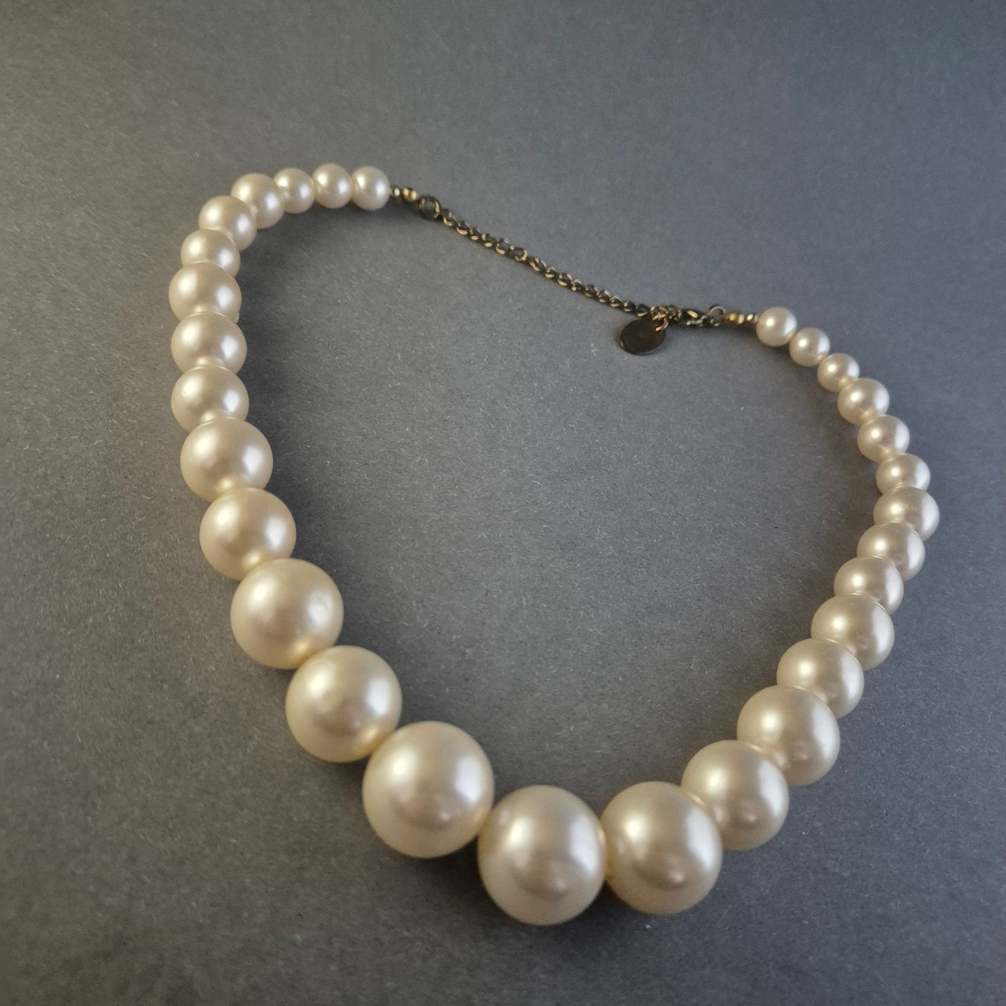Elegante Vintage-Perlenkette – Klassisches Design mit sanftem Schimmer