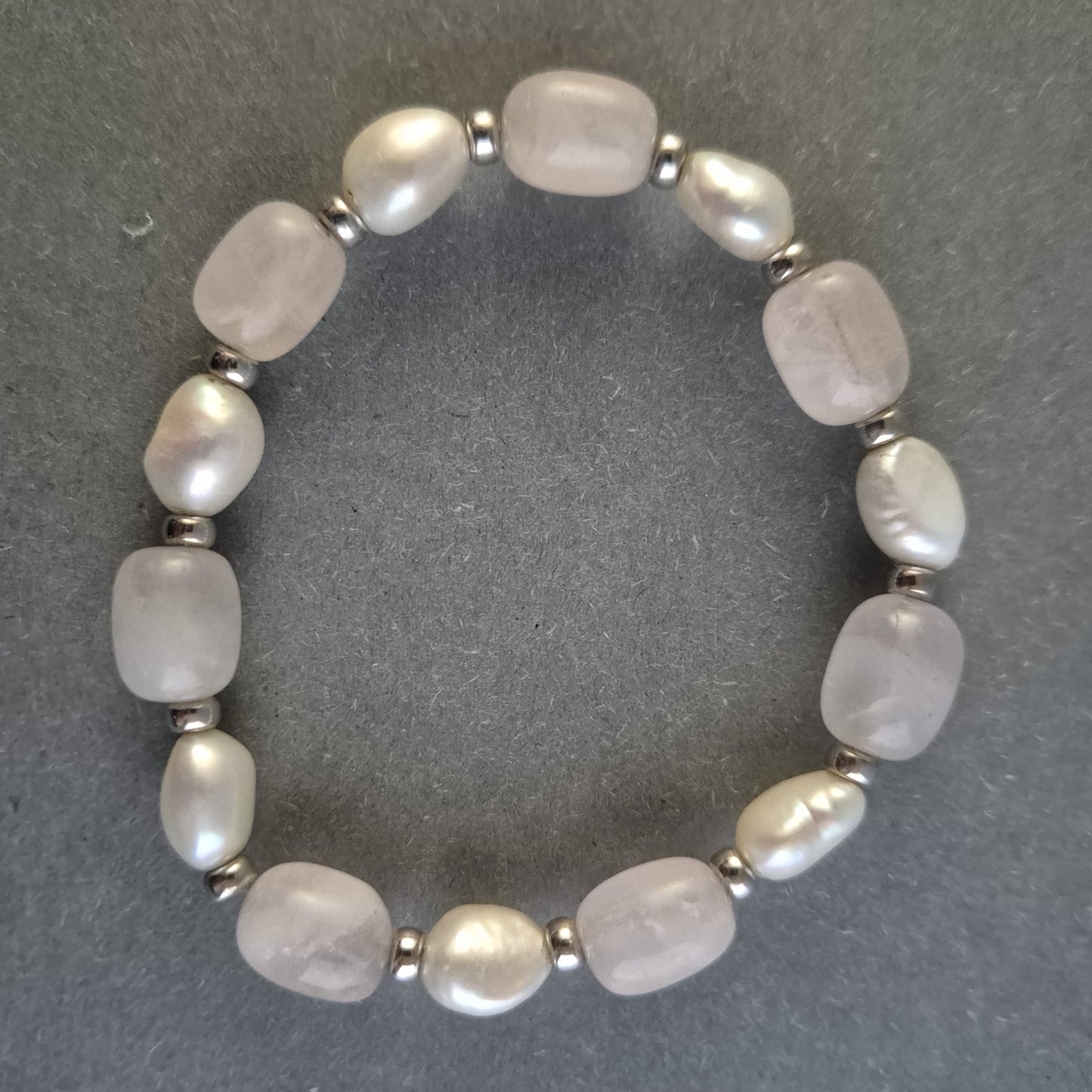 Elegantes Naturstein-Perlenarmband – Rosenquarz & Süßwasserperlen