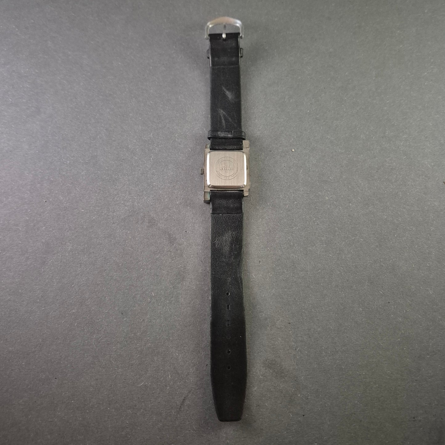 Zeitgeist Herrenarmbanduhr – Extravagantes eckiges Design mit blauem Zifferblatt