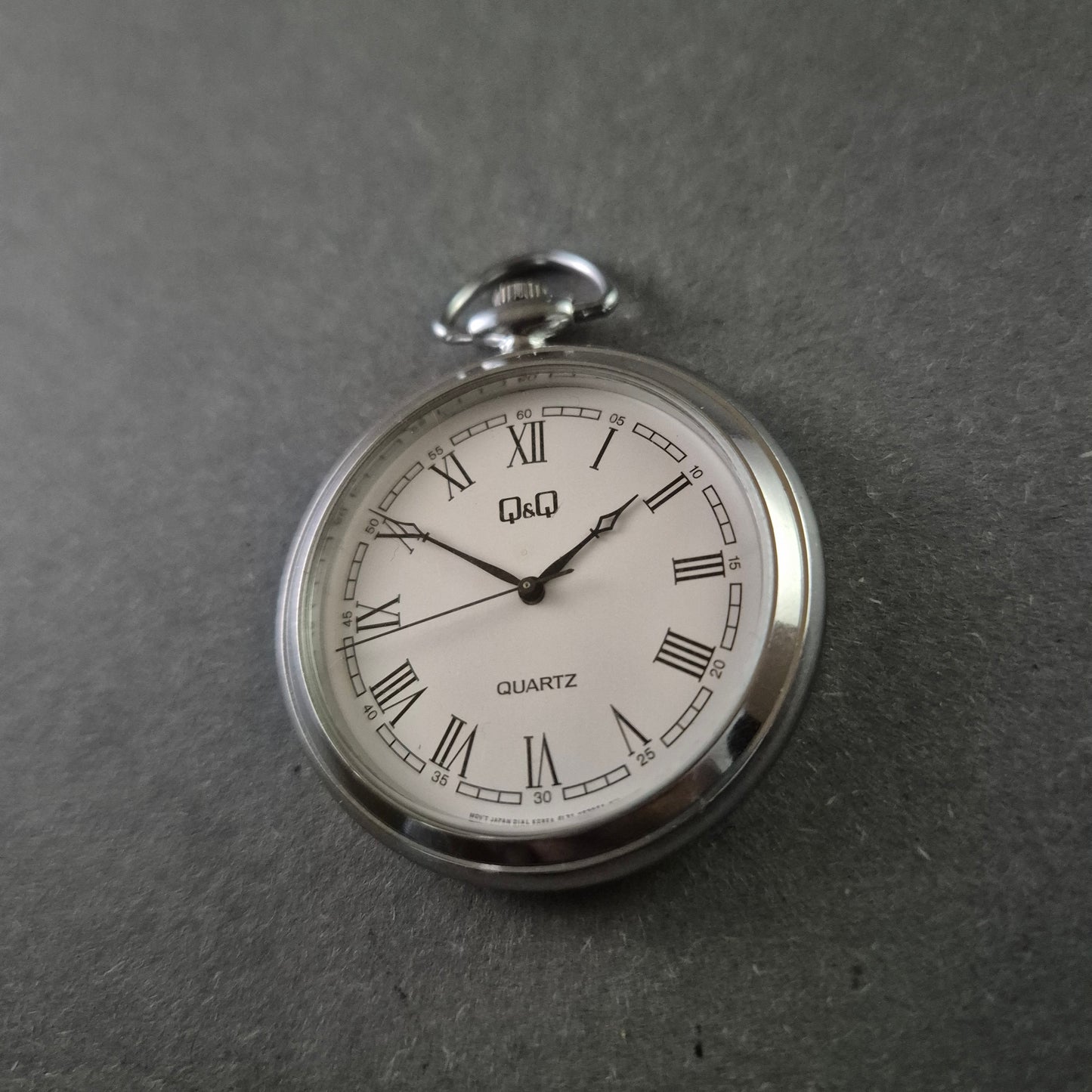 Q&Q Klassische Taschenuhr – Zeitlose Eleganz im Vintage-Stil