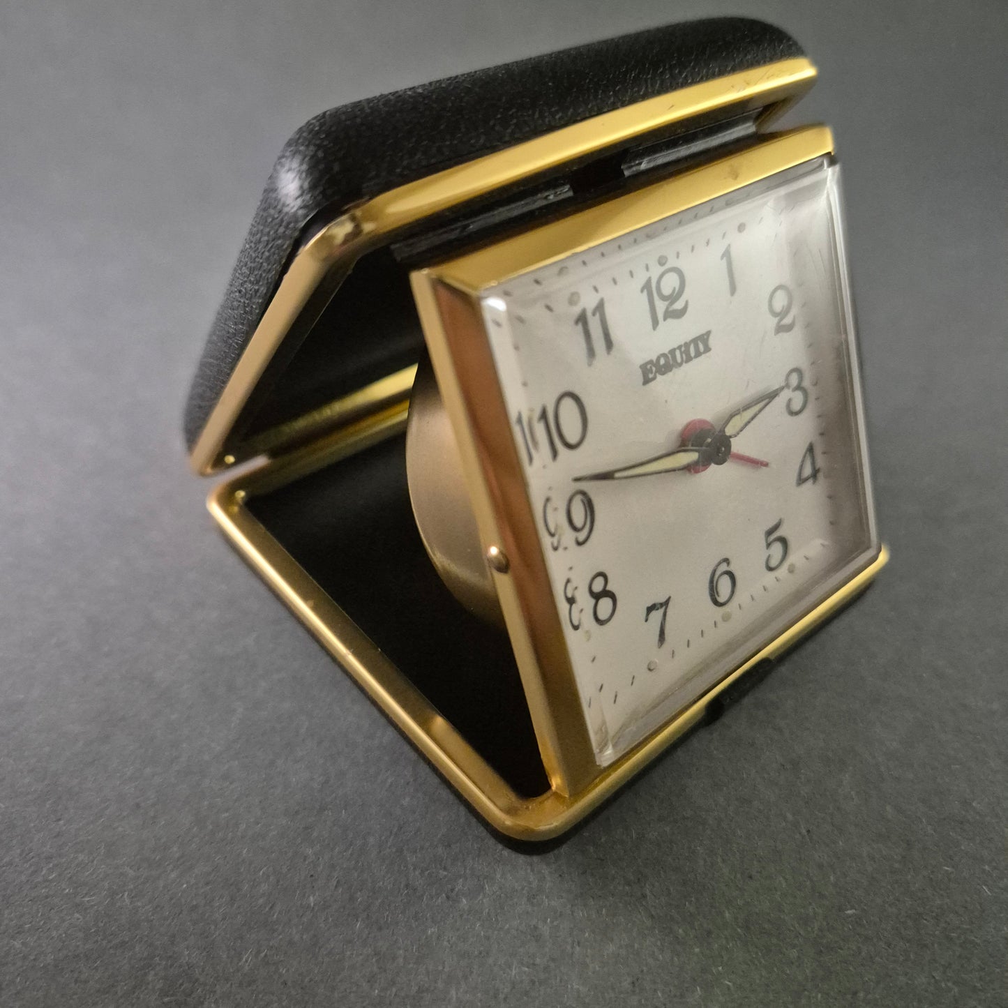 Equity Reisewecker – Klassisches Klappdesign mit Alarmfunktion