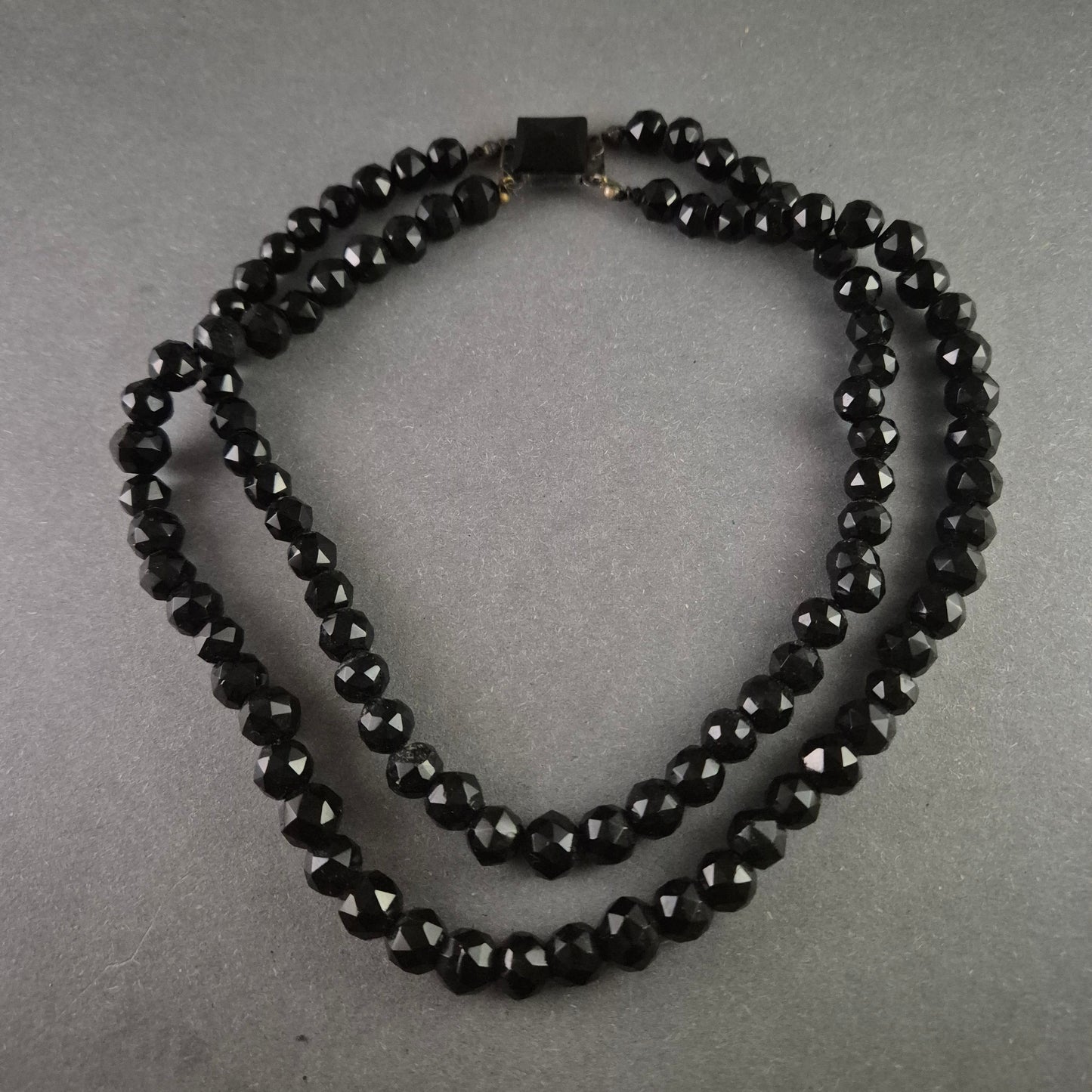 Antike schwarze Glasperlenkette – Eleganter Vintage-Schmuck