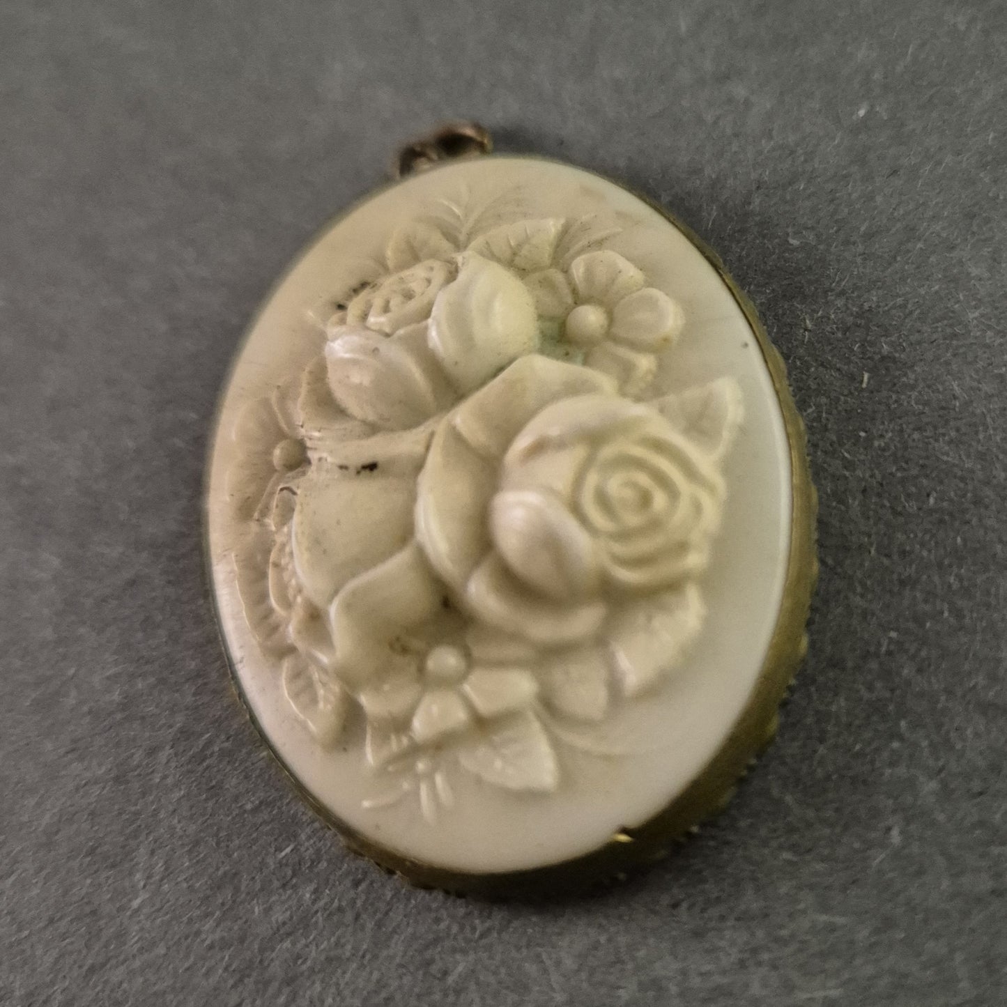 Vintage Medaillon mit floraler Verzierung – Eleganter Schmuckanhänger