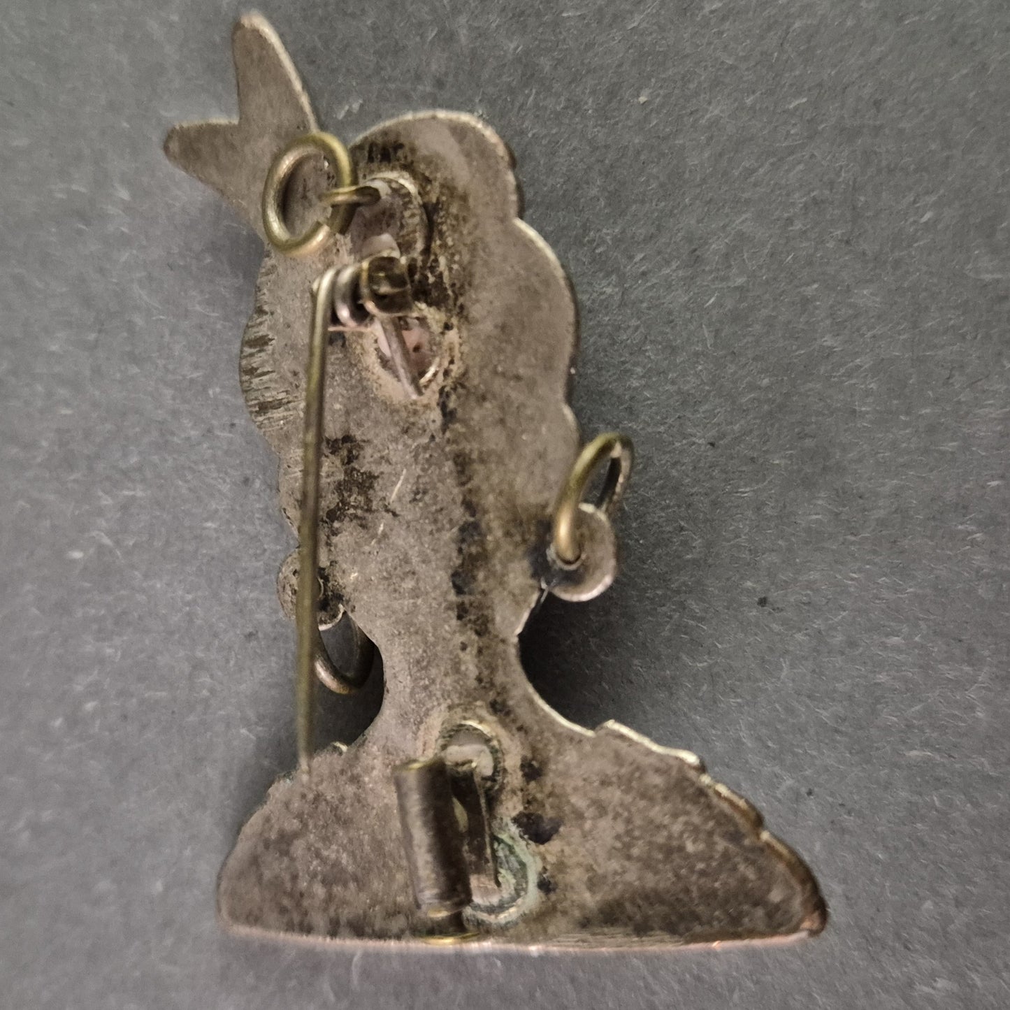 Antike Brosche „Exotische Büste“ – Handbemalte Metallarbeit