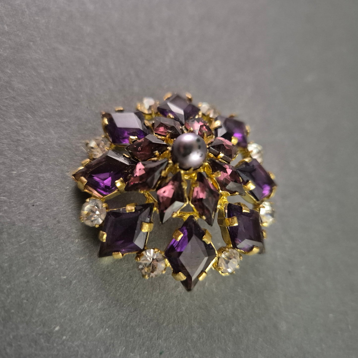 Antike Brosche mit Amethyst und Perle – Historischer Charme