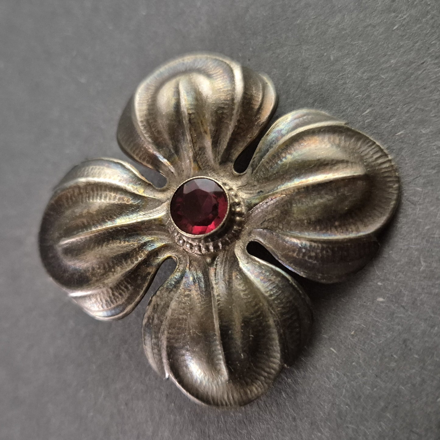 Antike Silberbrosche in Blumenform – mit rotem Schmuckstein