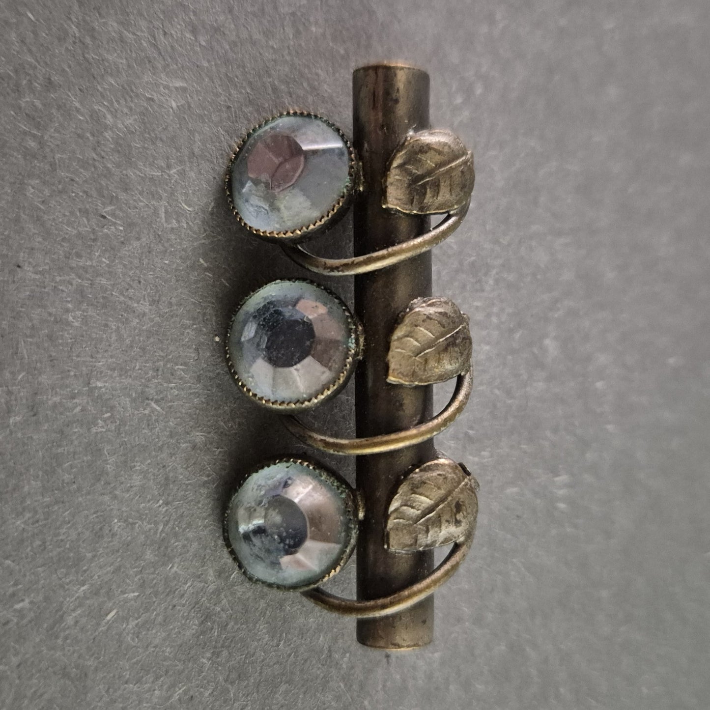 Antike Silberbrosche mit blauen Glaskristallen – Jugendstil-Design