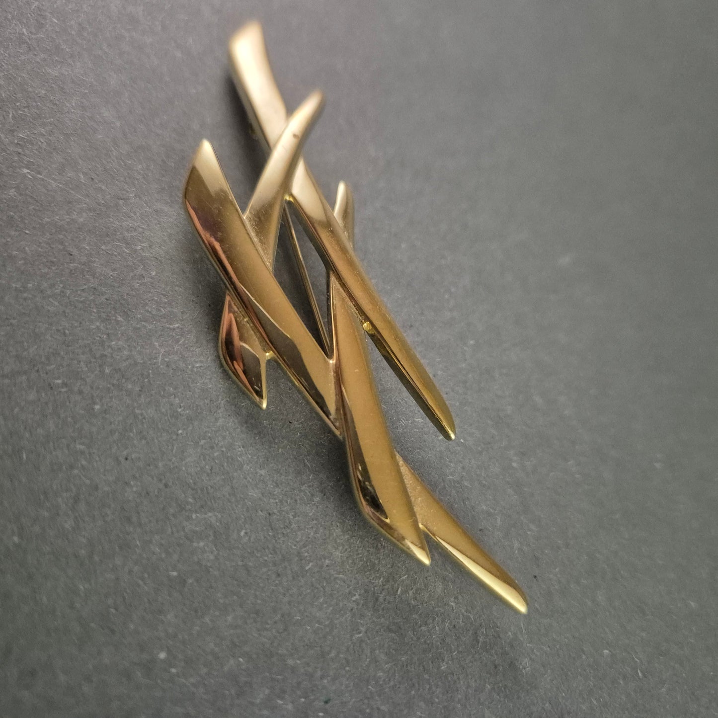 Elegante goldene Designer-Brosche – Modernes, geometrisches Design