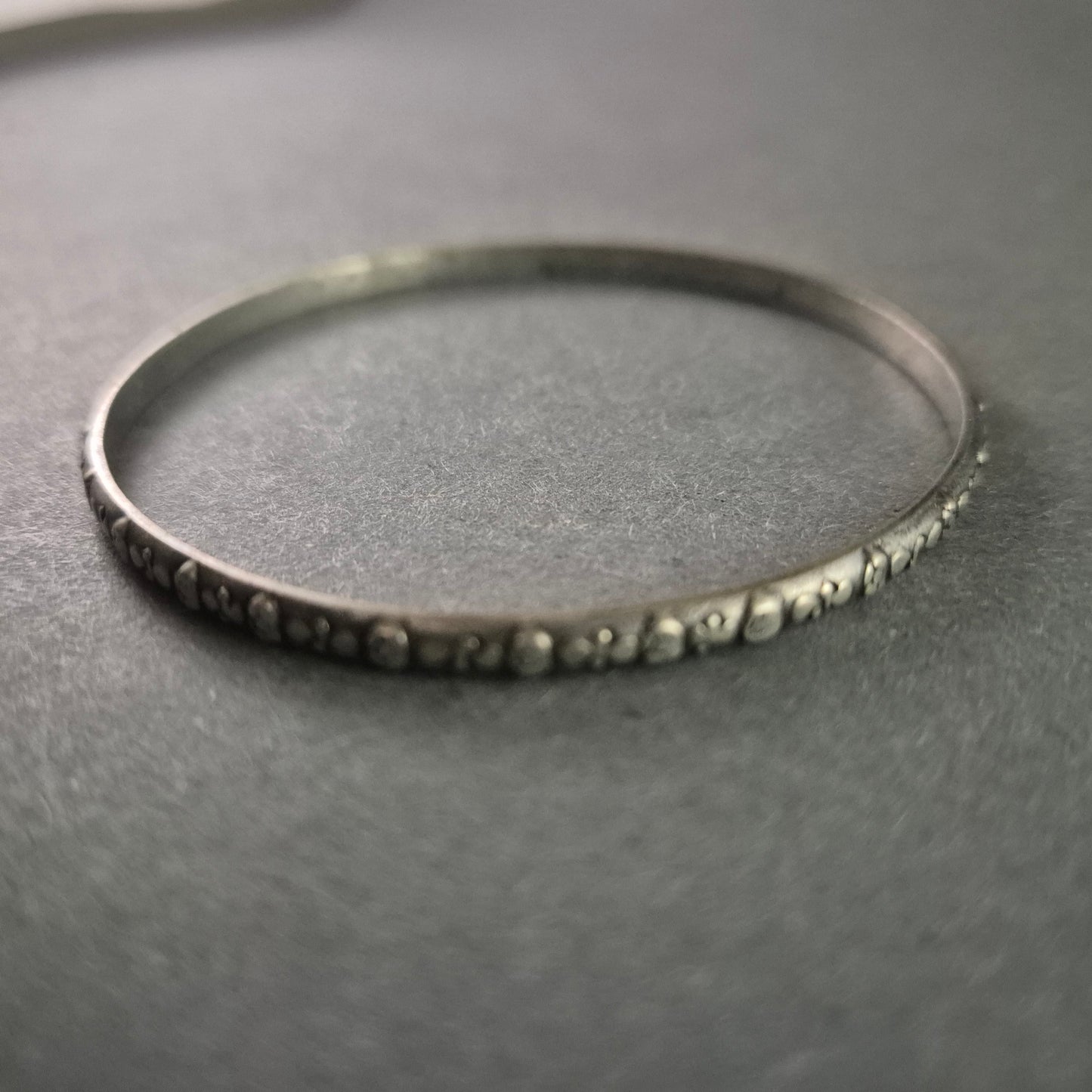 Antiker Silberarmreif mit floralen Verzierungen – Elegantes Vintage-Schmuckstück