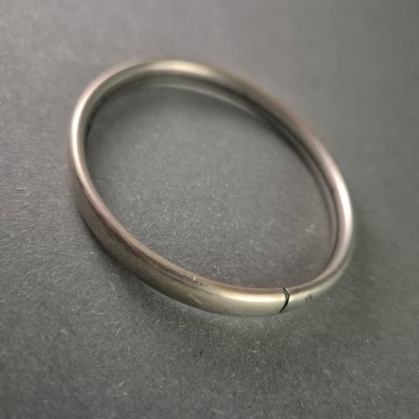 Antiker Silber-Armreif mit Scharnier – Klassisch und zeitlos