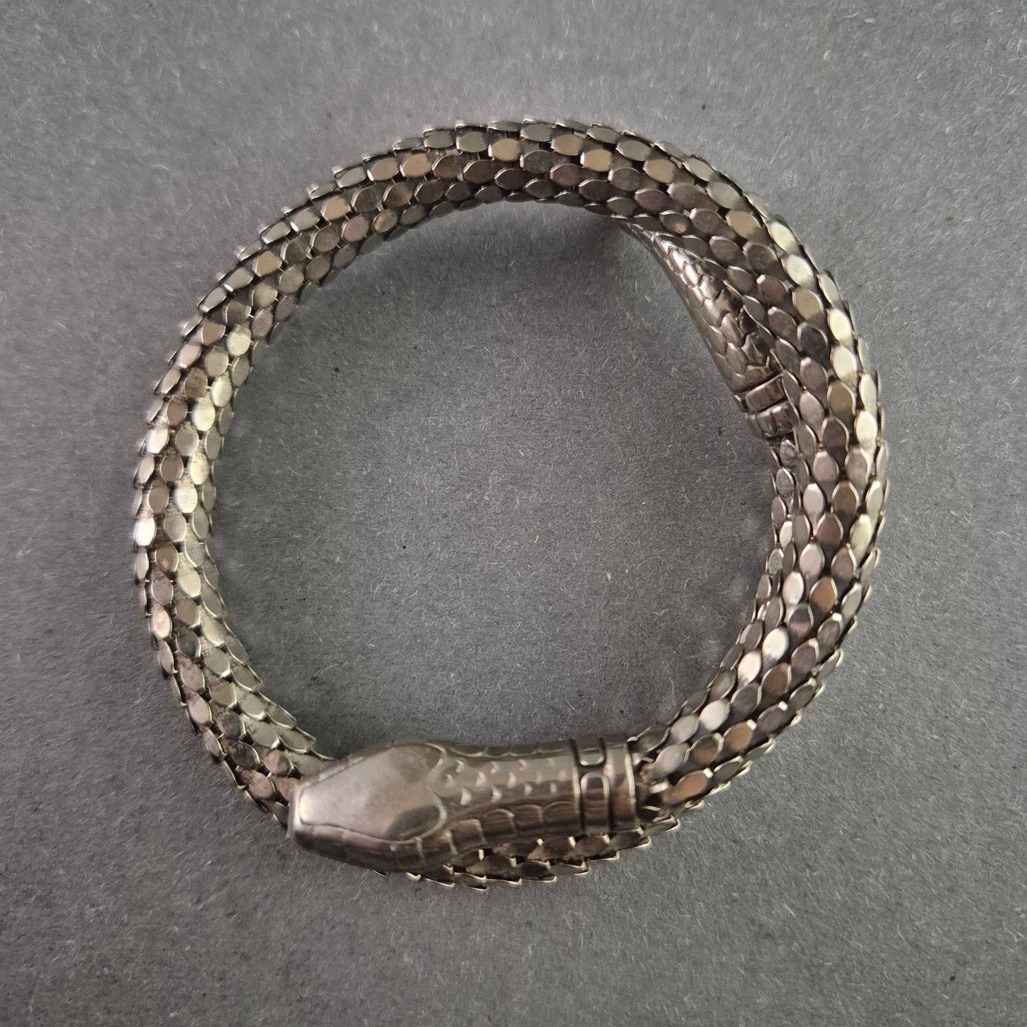 Antikes Schlangenarmband aus Silber – Flexibles Design mit raffinierten Details