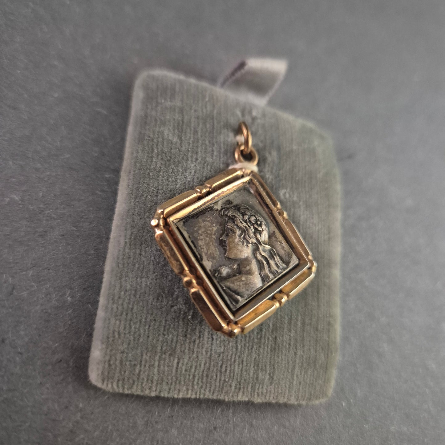 Antiker Medaillon-Anhänger mit Frauenprofil – Eleganz in Silber & Gold