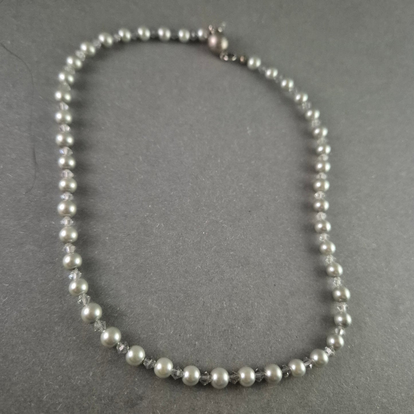 Elegante Vintage-Perlenkette mit Kristallen – Klassische Schönheit