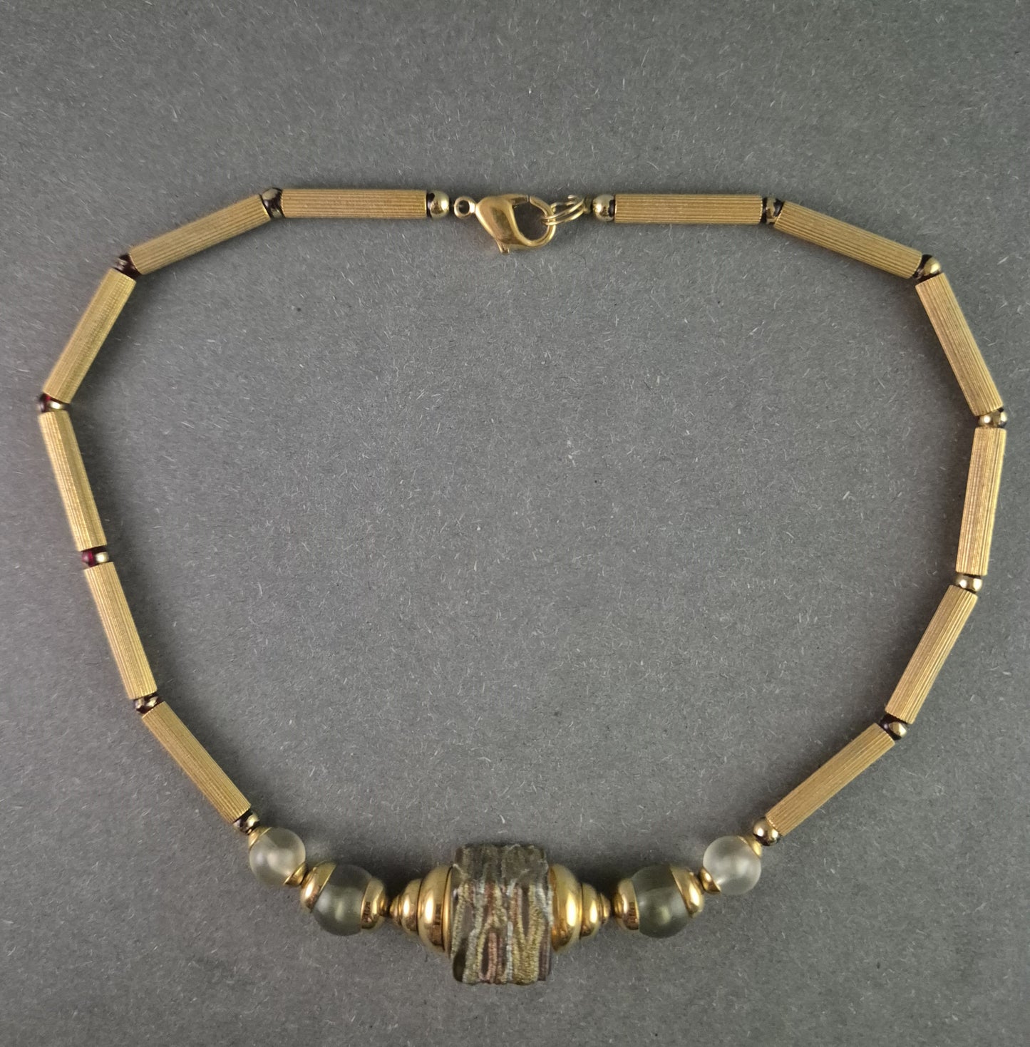 Vintage-Halskette mit goldfarbenen Röhrenelementen & Natursteinperle