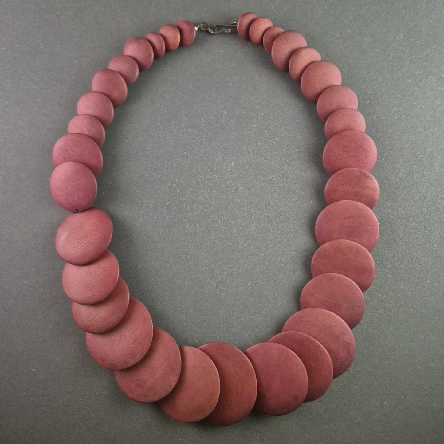 Vintage Statement-Halskette – Eleganter Rotton mit Holzoptik