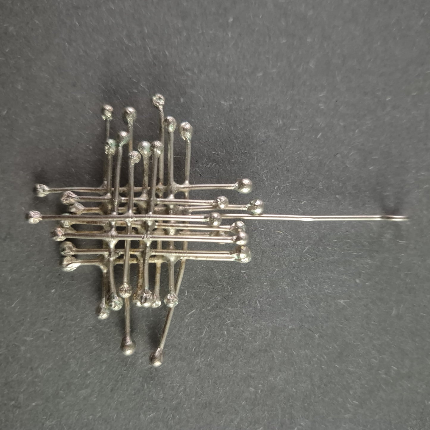 Vintage Modernistische Silber-Brosche – Kunstvolle Designarbeit