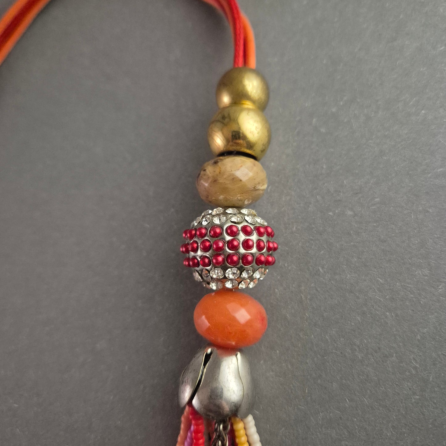 Boho Perlenkette – Farbintensives Design mit verspielten Details