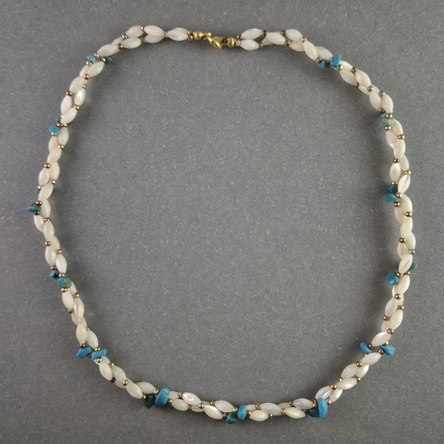 Filigrane Vintage-Perlenkette – Elegantes Weiß mit Türkis-Akzenten