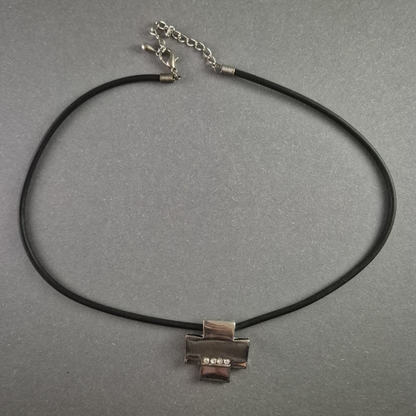 Minimalistische Lederkette mit Kreuz-Anhänger – Schlicht & Elegant