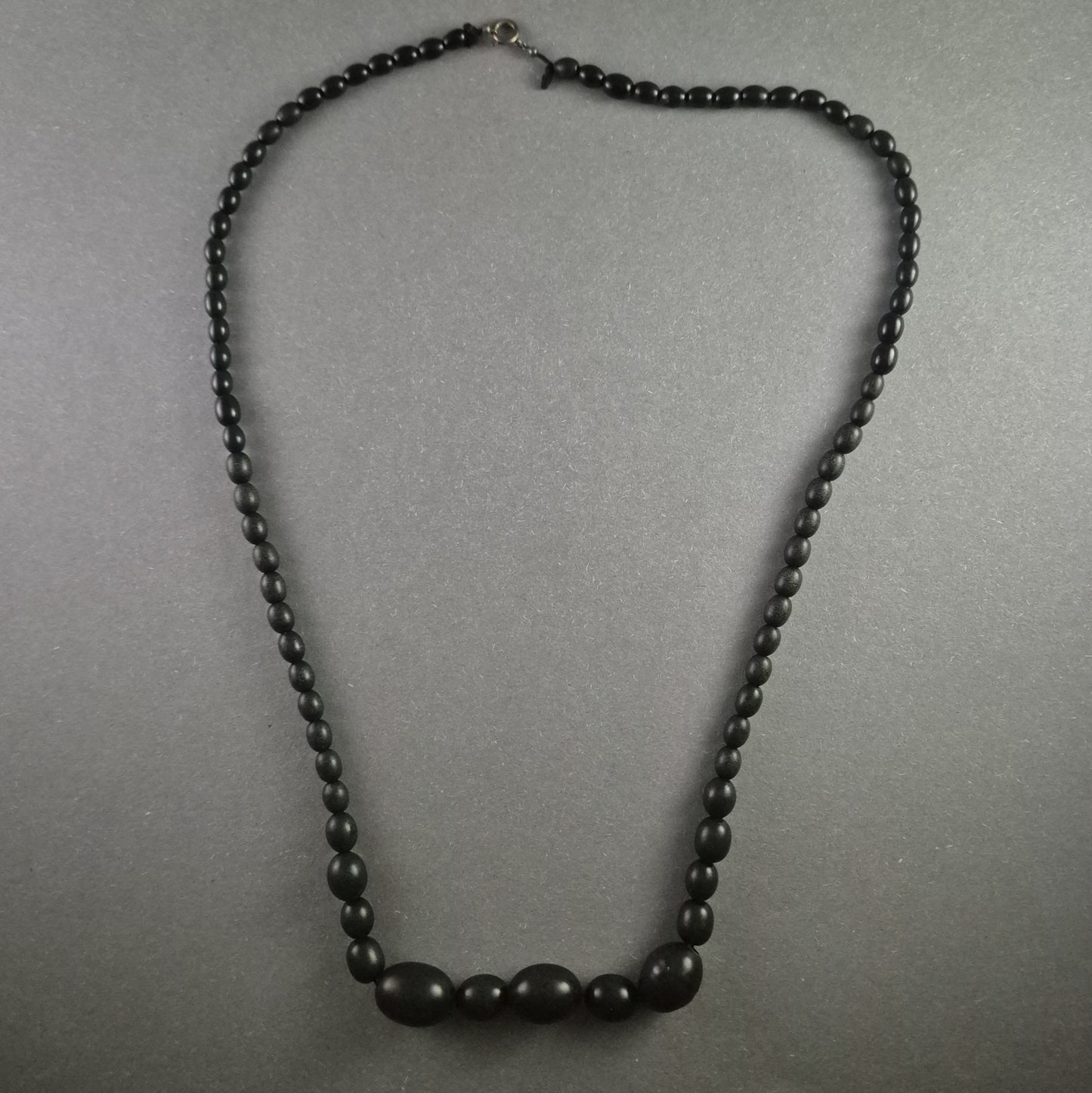 Schwarze Perlenkette – Zeitlose Eleganz mit Matt-Finish