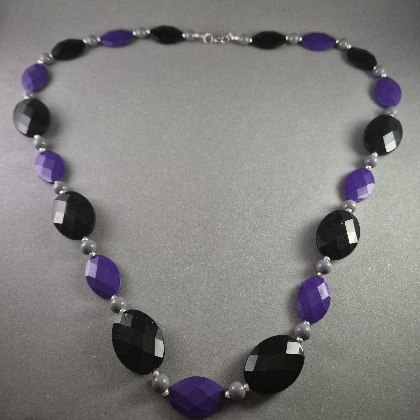 Elegante Statement-Halskette – Facettierte Perlen in Schwarz & Violett